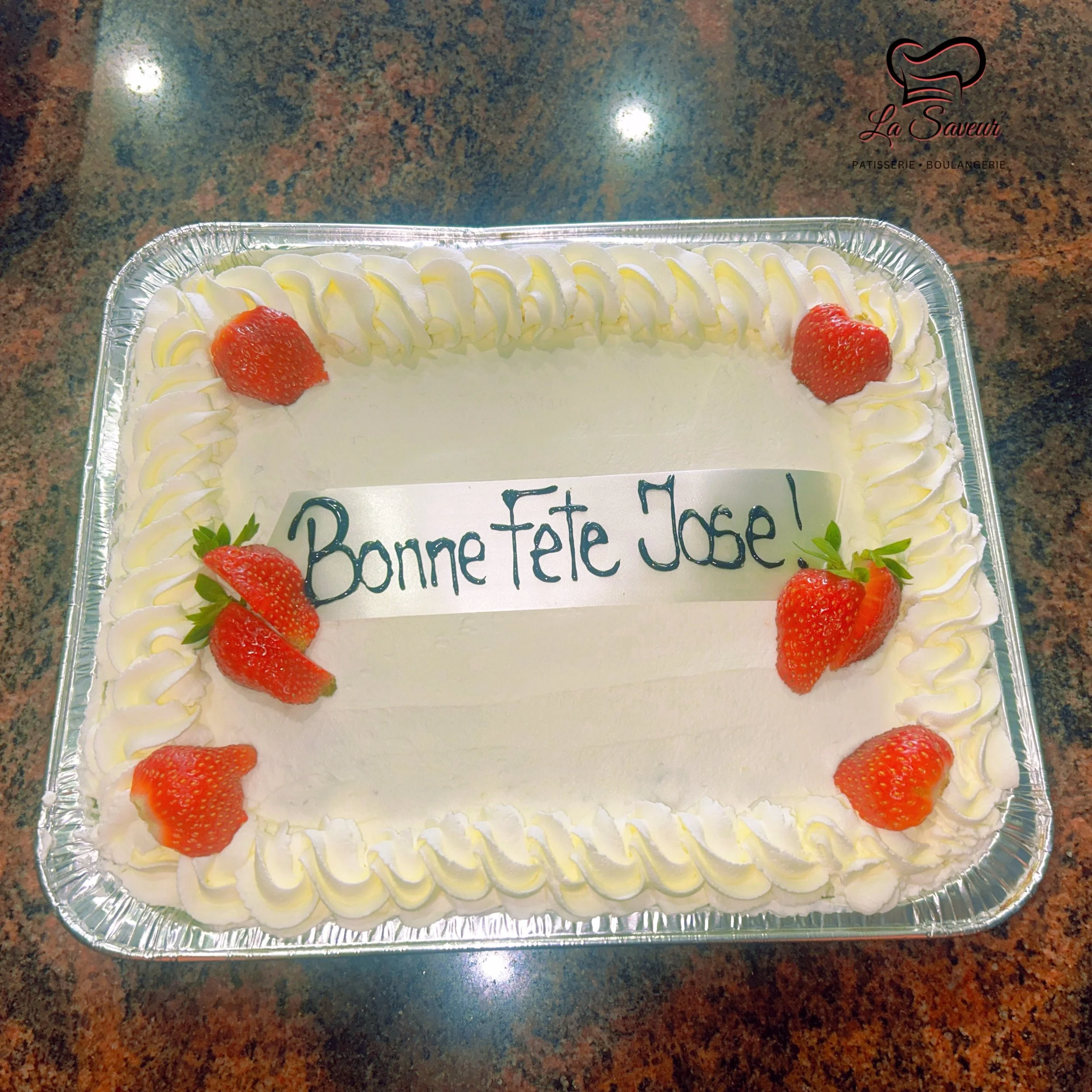 Un classique qu&rsquo;on ne se lasse jamais de d&eacute;guster. 🤍🥛🍓

Tres Leches disponible en boutique et sur commande.
📍 P&acirc;tisserie La Saveur