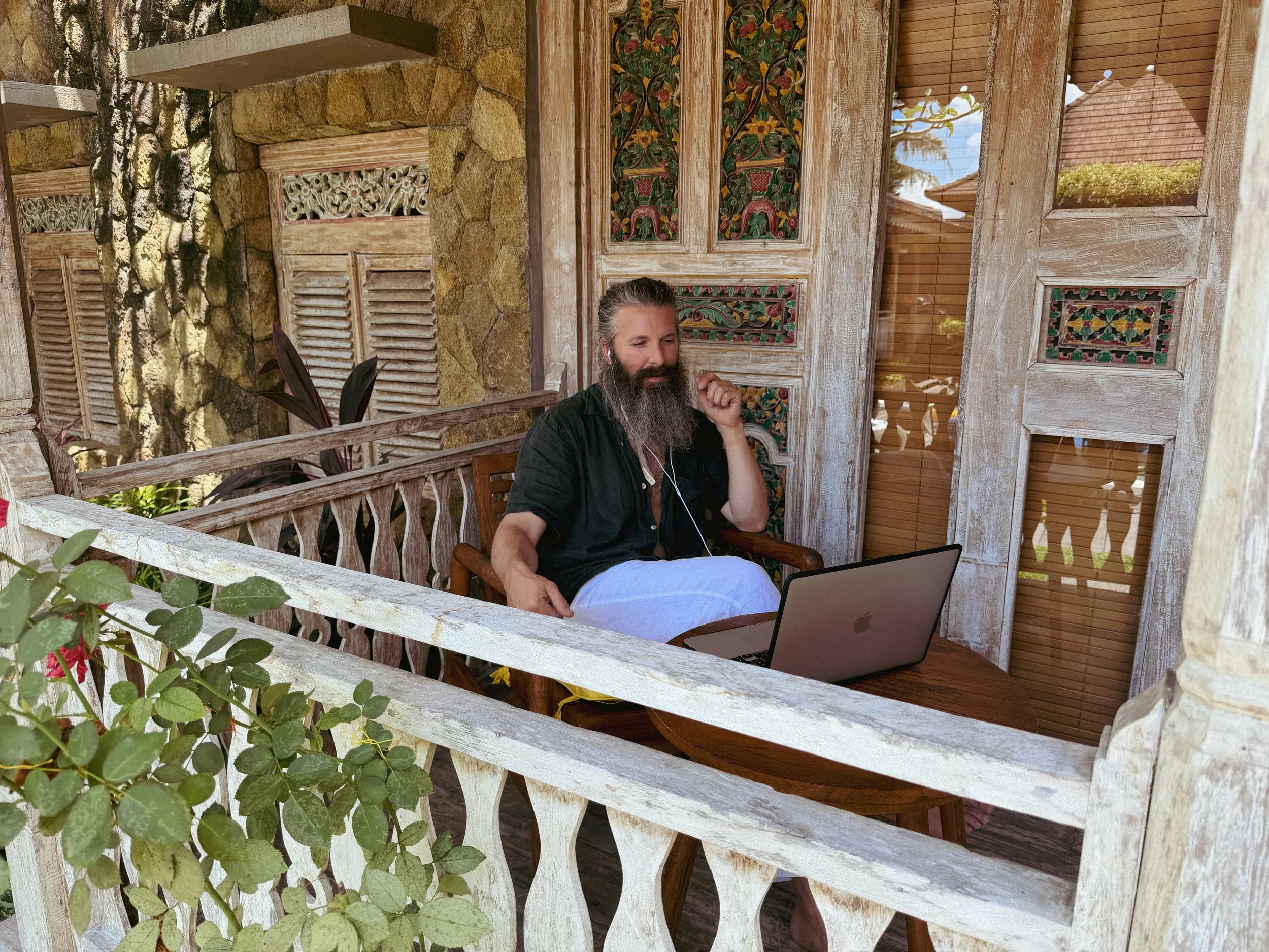 Muni Engel teaching a 1-on-1 online guided Yoga life coaching session for nervous system regulation and inner peace..
