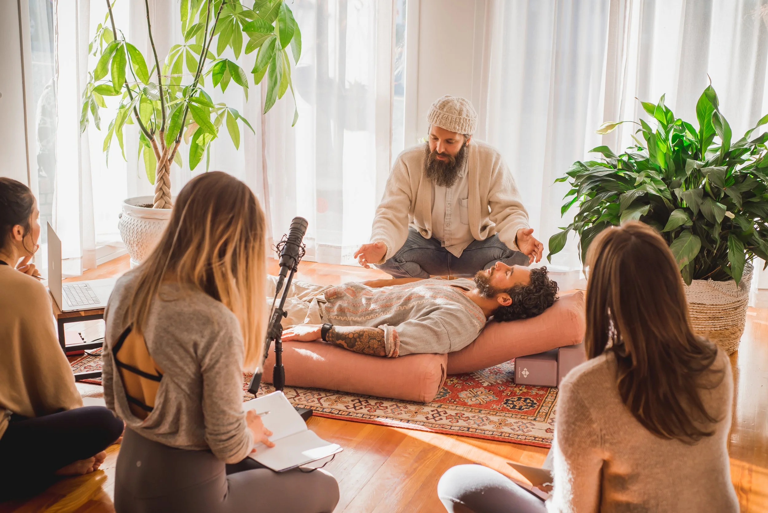 Muni Engel demonstrating the science of therapeutic pranayama breathwork during a 100 hour Pranayama Breathwork Teacher Training immersion.