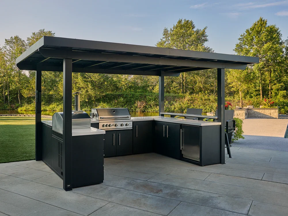 Edgemont Bay | U-Shape Outdoor Kitchen with Bar Seating, Grill & Pizza Oven