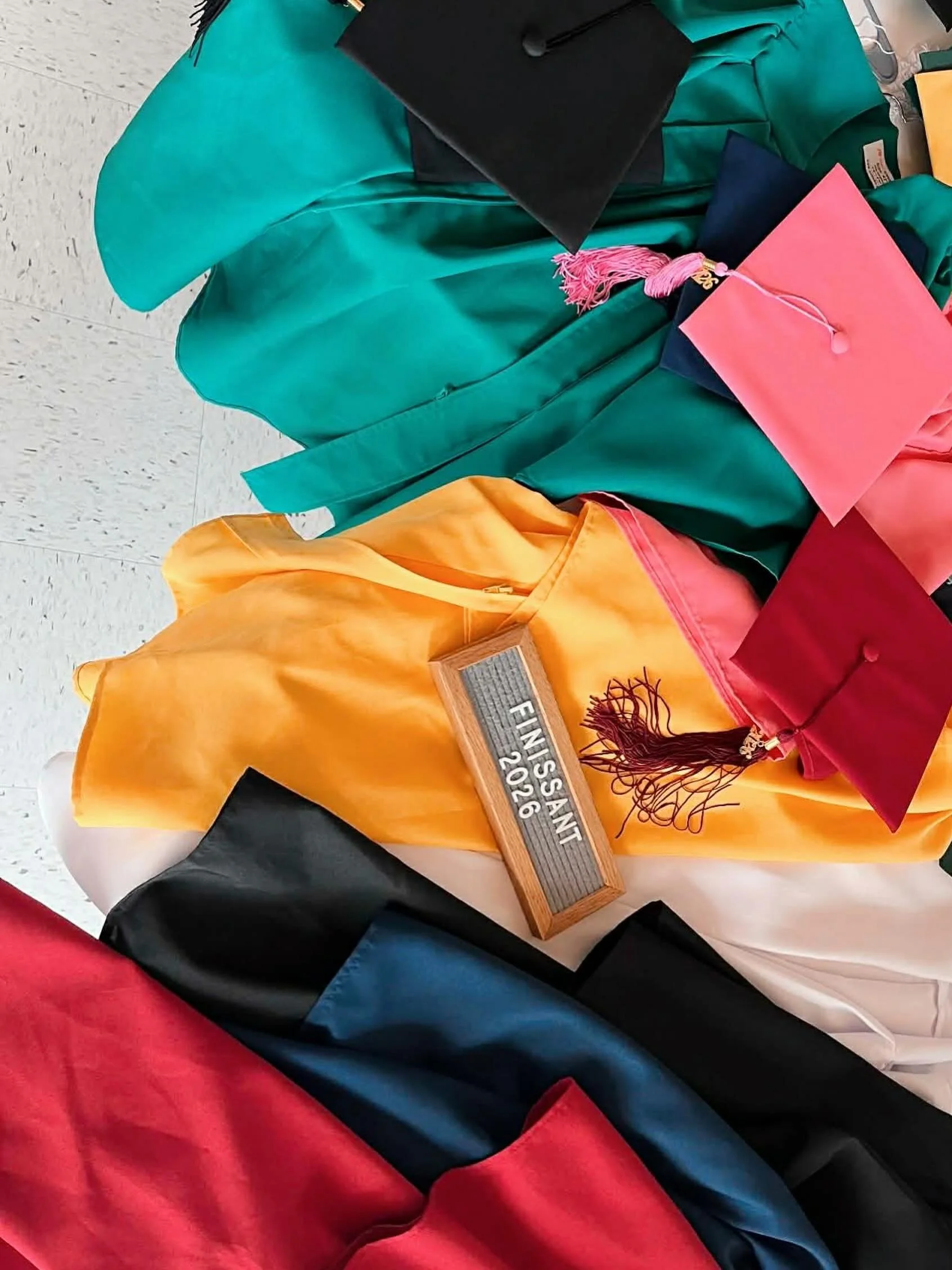Le jour du shoot des finissants&hellip; 🎓✨

Chaque &eacute;l&egrave;ve choisit la toge qui lui ressemble le plus, celle qui le fait se sentir bien, confiant et fier.
Des couleurs diff&eacute;rentes, des personnalit&eacute;s uniques et un m&ecirc;me 