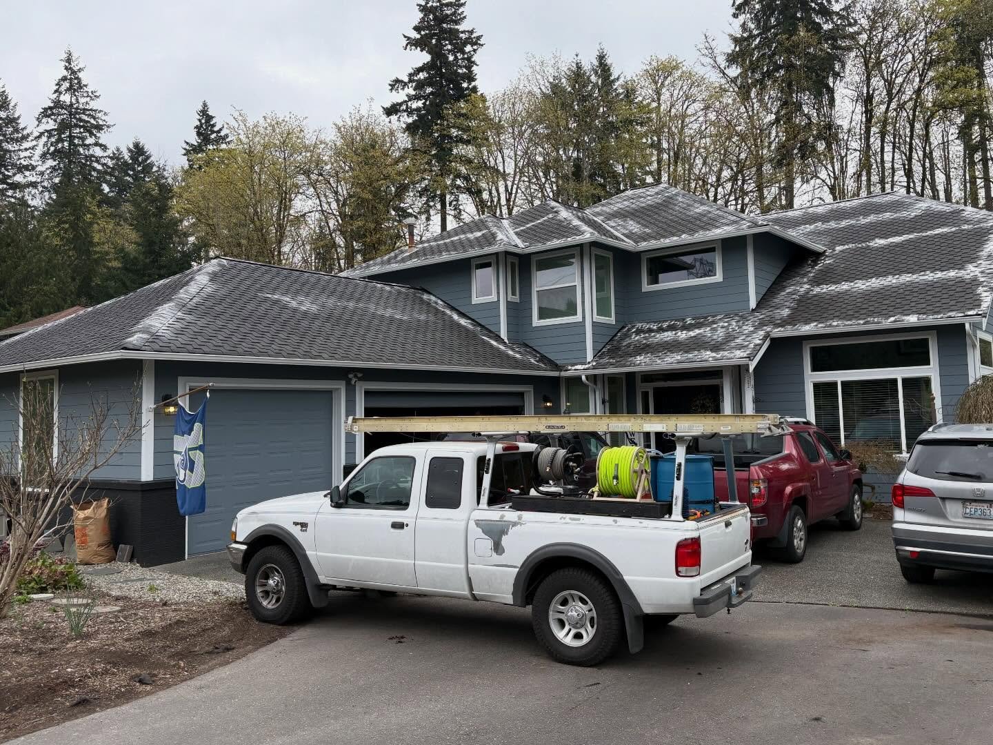 🏡Your roof isn&rsquo;t supposed to be fuzzy&hellip;

🧼Get that 💩cleaned.

📩Link in bio for a free quote!

#bellingham #roofcleaning #guttercleaning #bellinghamrealestate