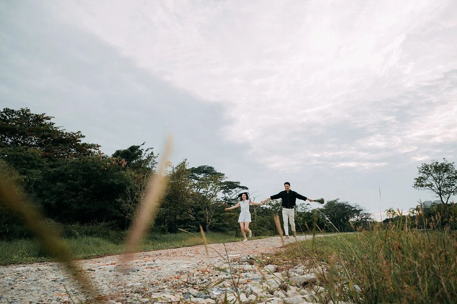 Couple shoot beside Marina Barrage