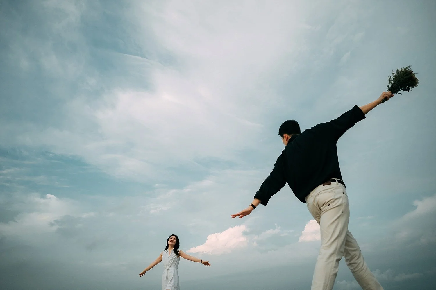 Couple shoot beside Marina Barrage