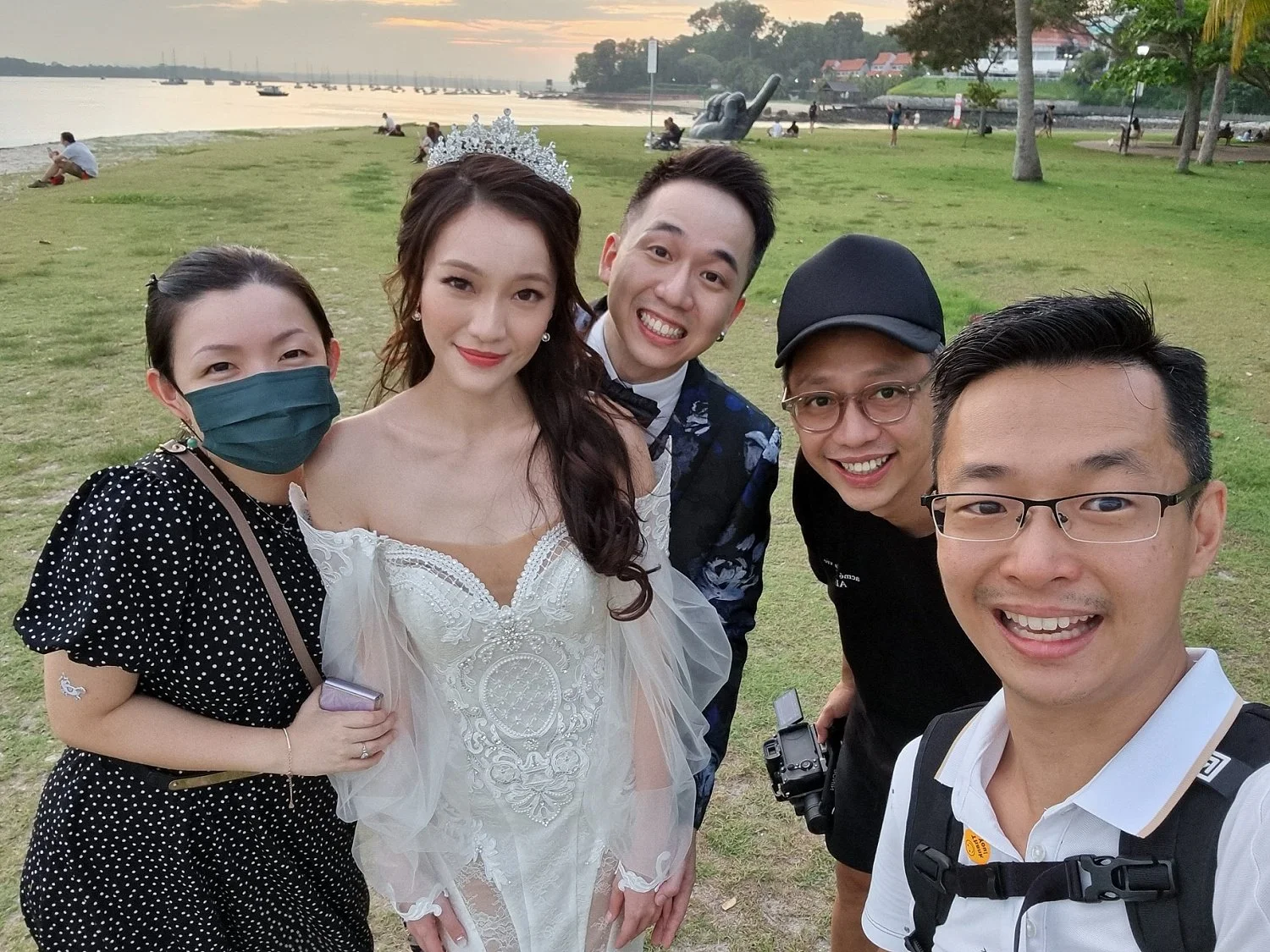 Photographer take selfi shots with couple after their pre-wedding