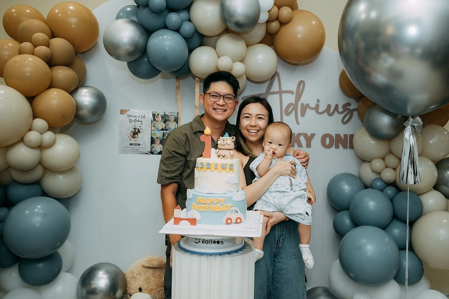 Family shots with the birthday cake. The backdrop is full for colourful ballons.