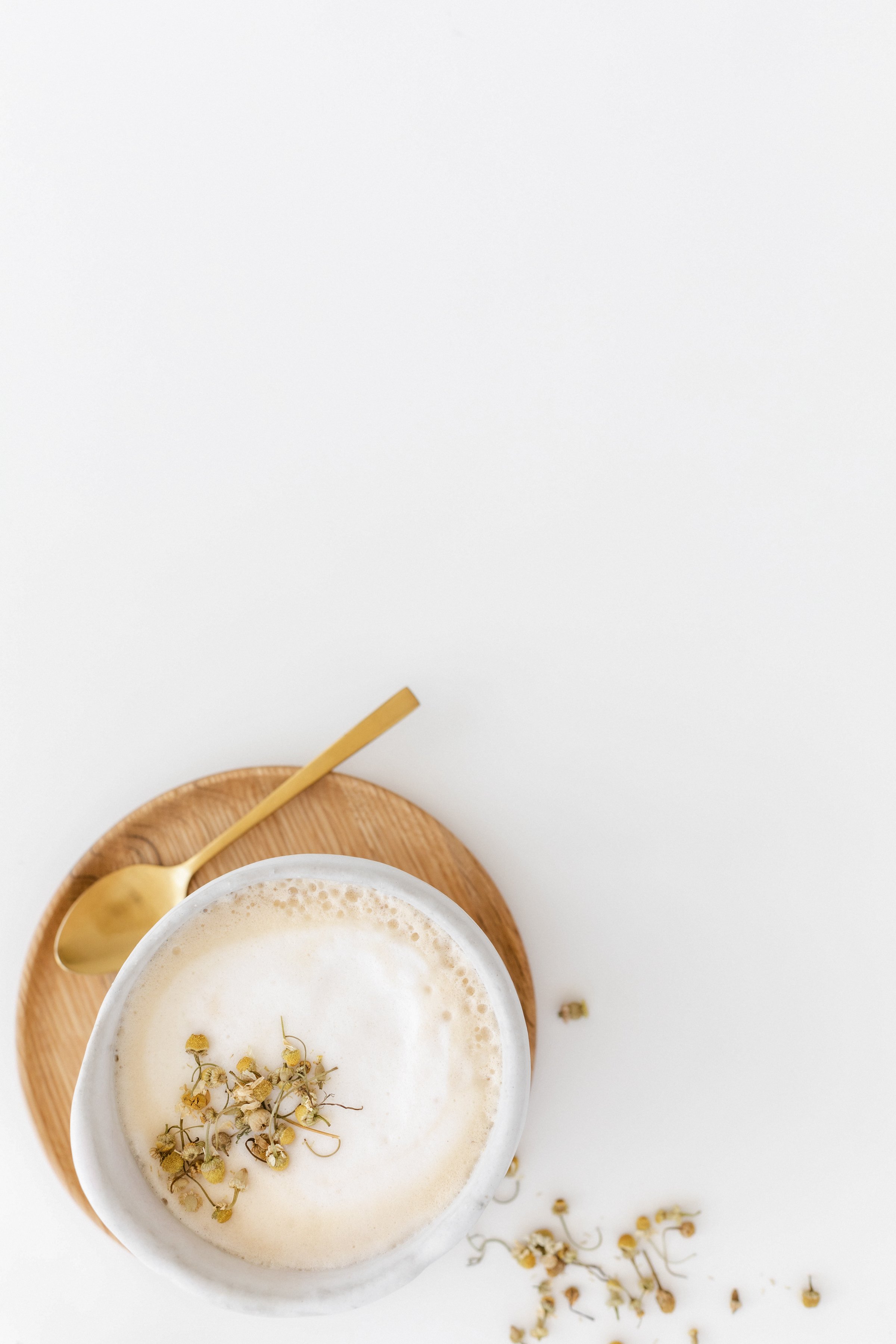 picture of drink on wooden plate