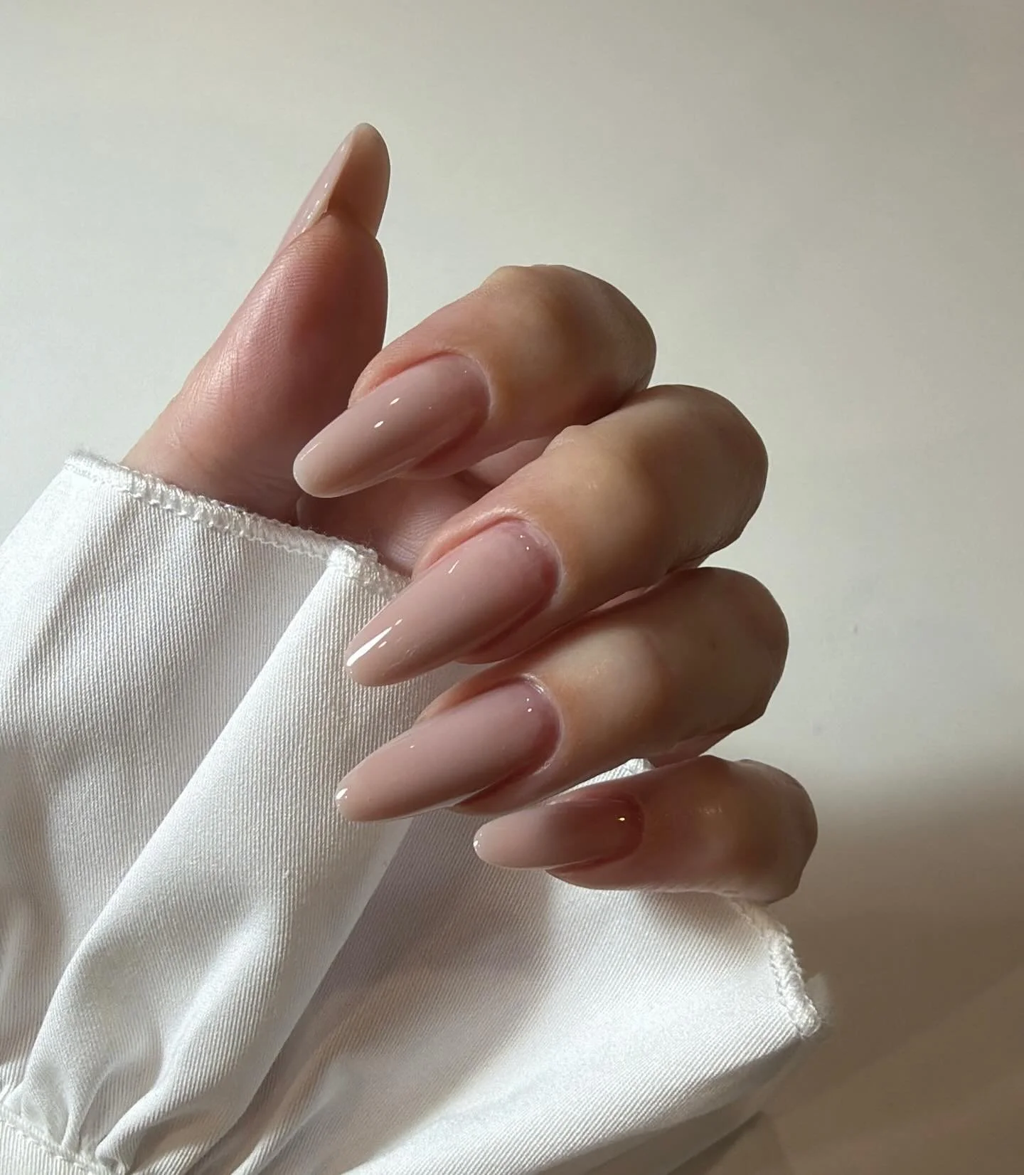 I officially have a new favorite shade of hard gel ❤️ This beauty is LISBON by @mgartgel. I achieved this long almond shape using Dual Forms Almond Pro.  Neutral and elegant 🏆

longalmondnails, dualforms, nailextensions, structuredgel, hardgelnails,