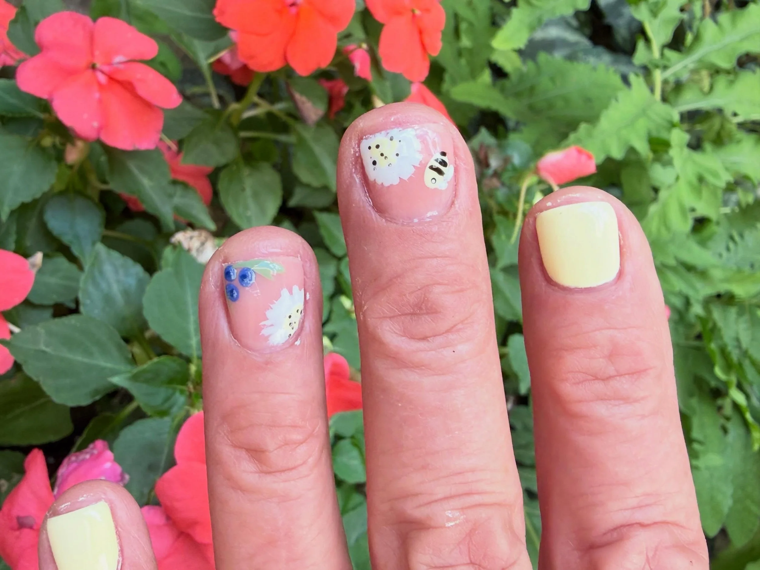 Such pretty nails from @bellacurelounge
🐝 🫐🌺