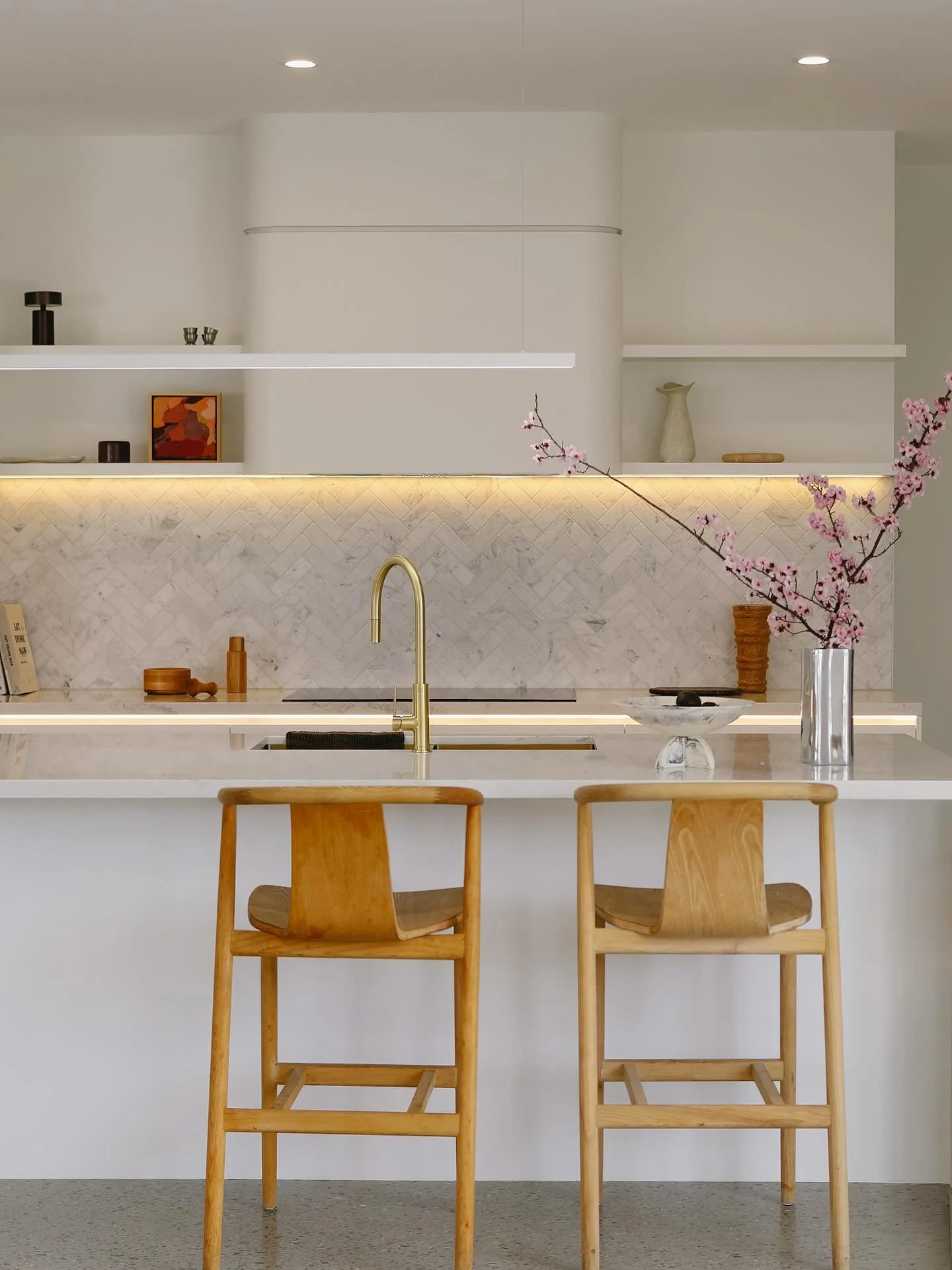 Soft enough for evenings, bright enough for prep. The perfect layered lighting. 

Build by @grouponeresidential 
Photography @aere.photography 
Electrical @dacogroup 
Joinery - J&amp;J interiors 
Tiles @rivoland_tiles
Styling @clayinteriorsau
Floor @