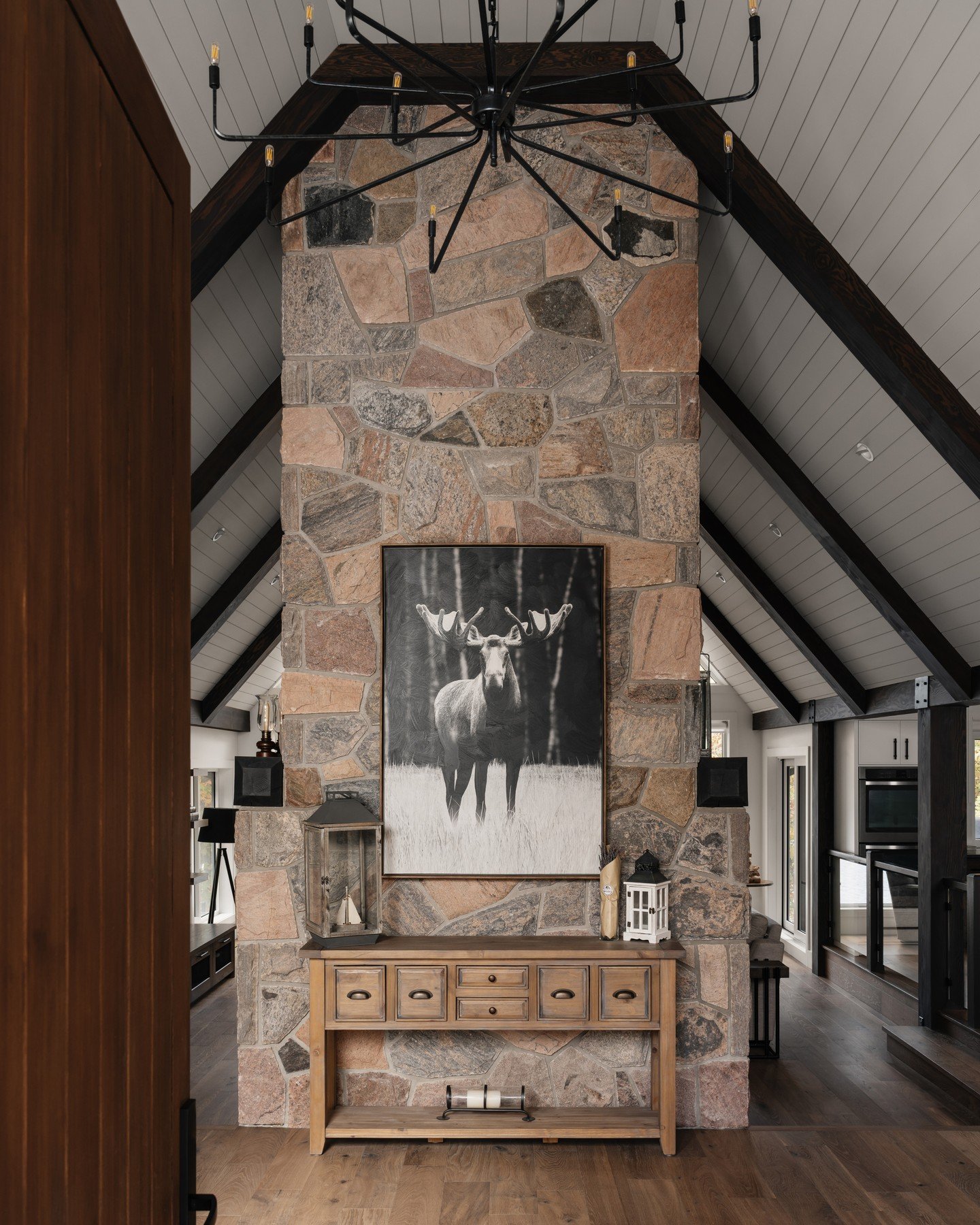 We always like to make an unforgettable first impression and our Island Point Cottage foyer is no exception. ⁠
⁠
⁠Contractor: @bredinbrothers⁠
Project Manager: Josh Otermanns ⁠
Site Superintendent: Chad Scarrow⁠
Interior Designer: @cassisdesignstudio