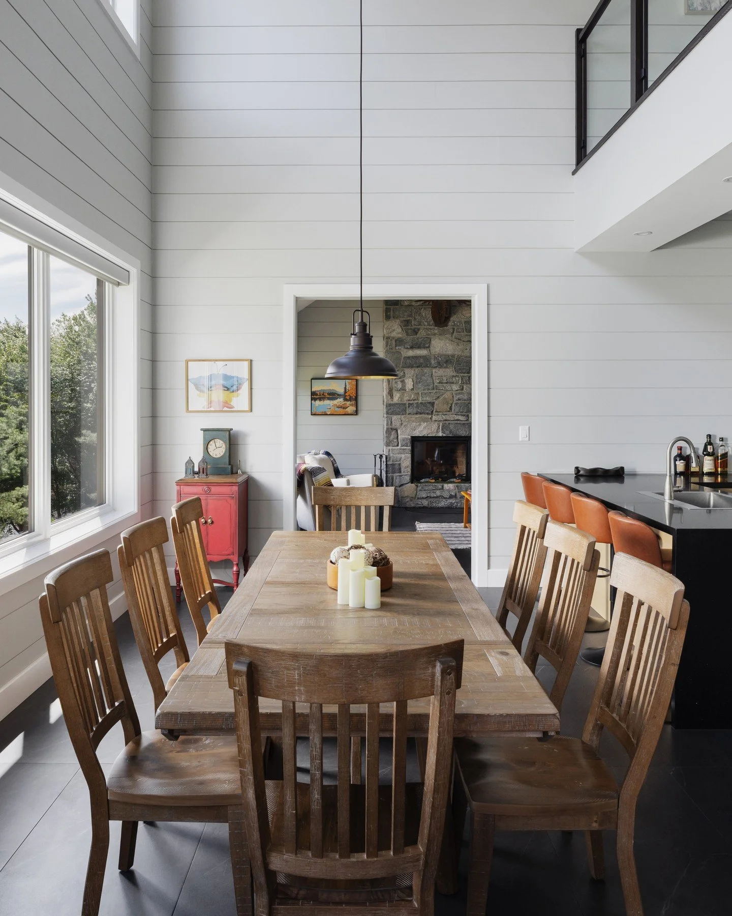 The Sunset Bay Cottage dining room puts Lake Muskoka front and centre. Soaring ceilings and light shiplap set a coastal atmosphere, while expansive windows bring the Lake of Bays shoreline into every gathering around the table.⁠
⁠
⁠Contractor: @bredi