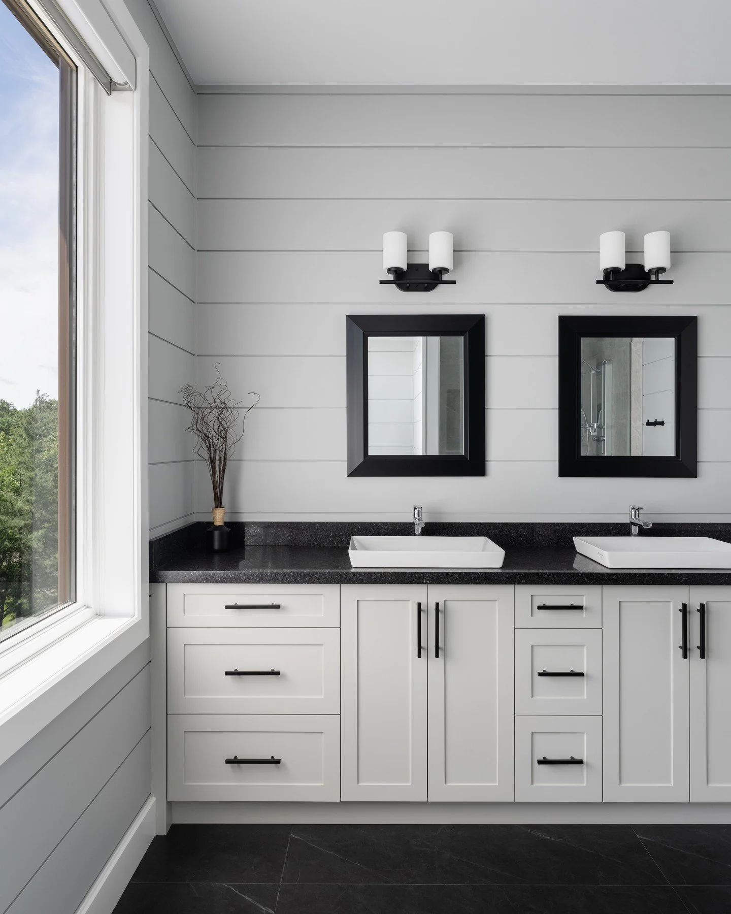 Step into the primary bath at Sunset Bay Cottage. The classic, monochrome palette and crisp horizontal lines of this room let the glazing do the talking.⁠
⁠
⁠Contractor: @bredinbrothers⁠
Architect: @designbybobbi⁠
Window &amp; Door Supply: @rolstonho