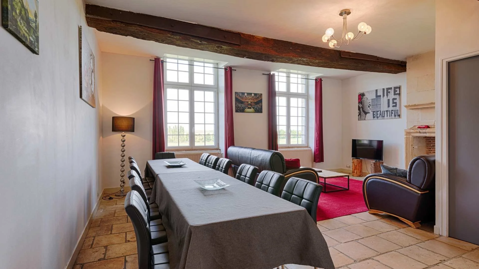 Pièce à vivre et salon du Calvaloft, dans le Calvados en Normandie