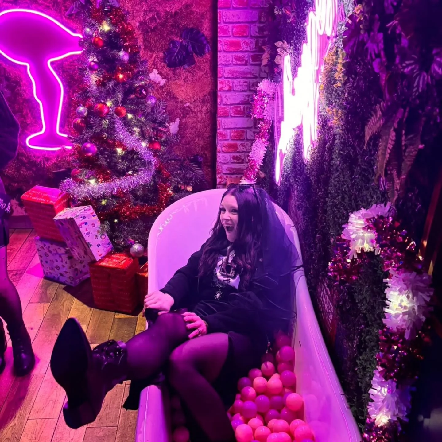 I realised I haven't introduced myself to those of you who don't know me! I'm Jade, a 30-something year old who never grew out of the Emo phase. I am from the south of the UK and am obsessed with books. 

There's so many second hand books up for grab