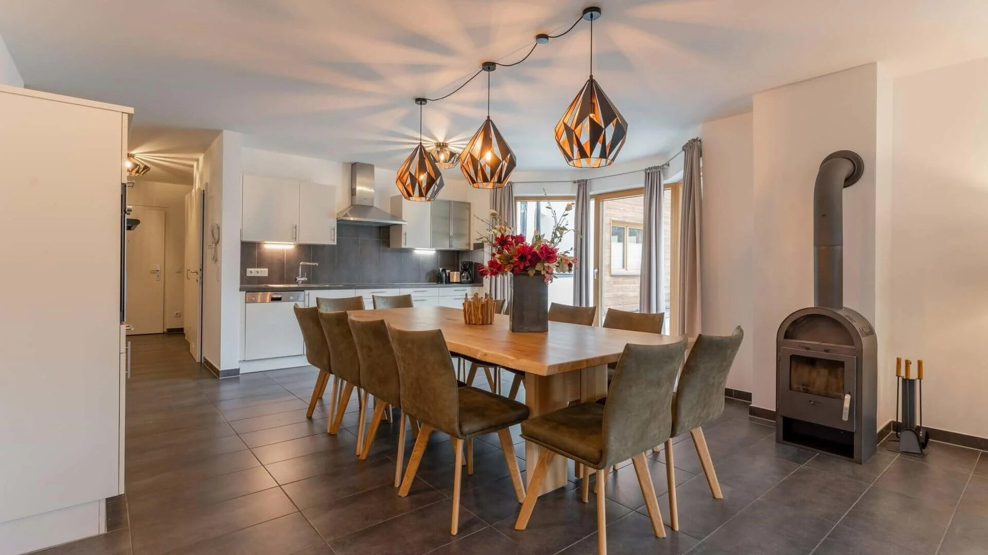 Großer Essbereich eines Apartments von eder VIEW in Maria Alm für Familien oder Freunde.