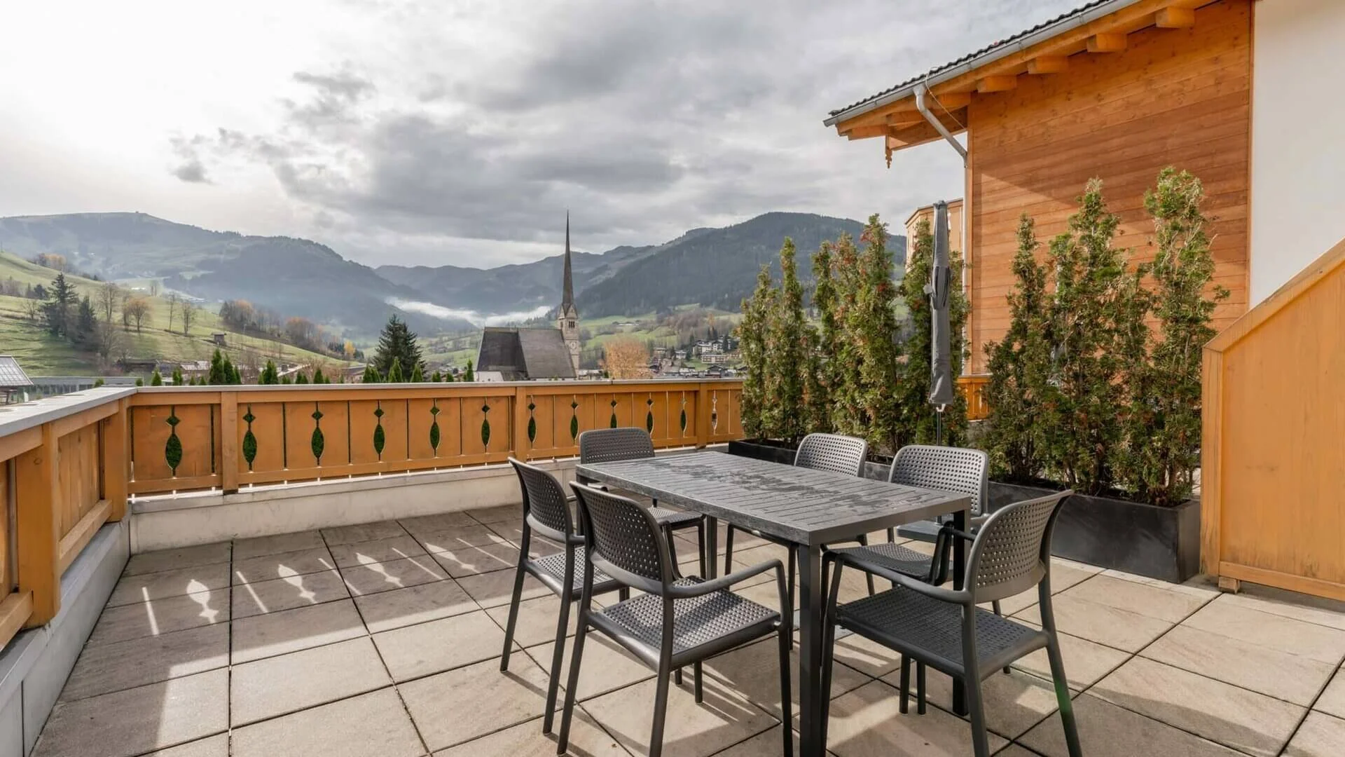 Balkon eines eder VIEW Apartments in Maria Alm mit Blick auf die Kirche und die Berge.