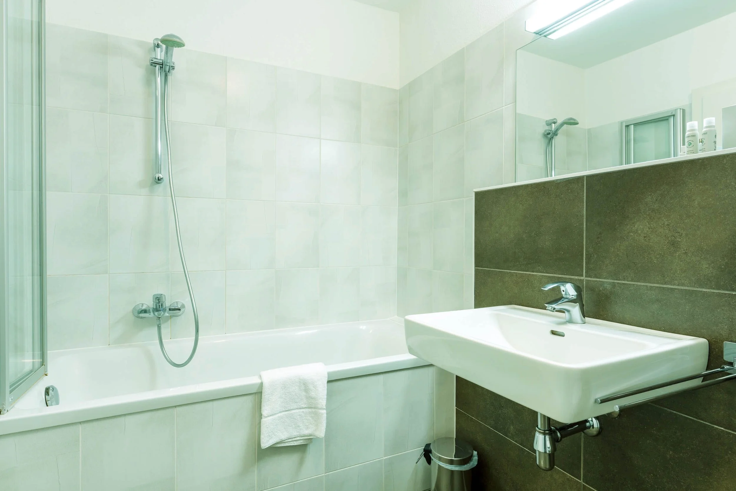 eder VIEW Apartment No 3 Bad 1.jpg