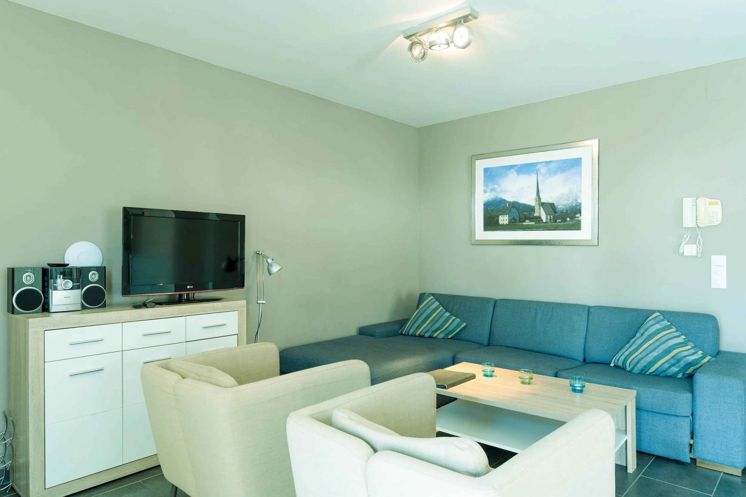 eder VIEW Apartment No 8 Wohnzimmer 1.jpg