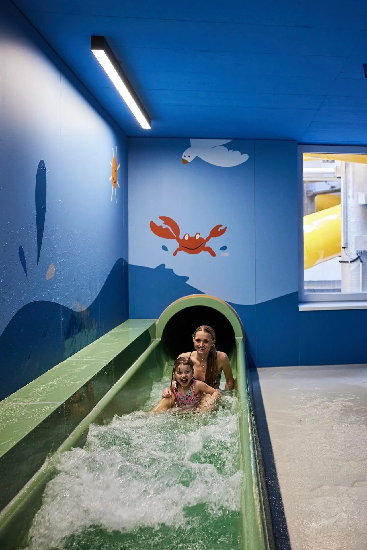 Hotel TaNte FriDa_Moeder en dochter in de avontuurlijke glijbaan van de Wasser-Welt ©Eder Hotels GmbH.jpg