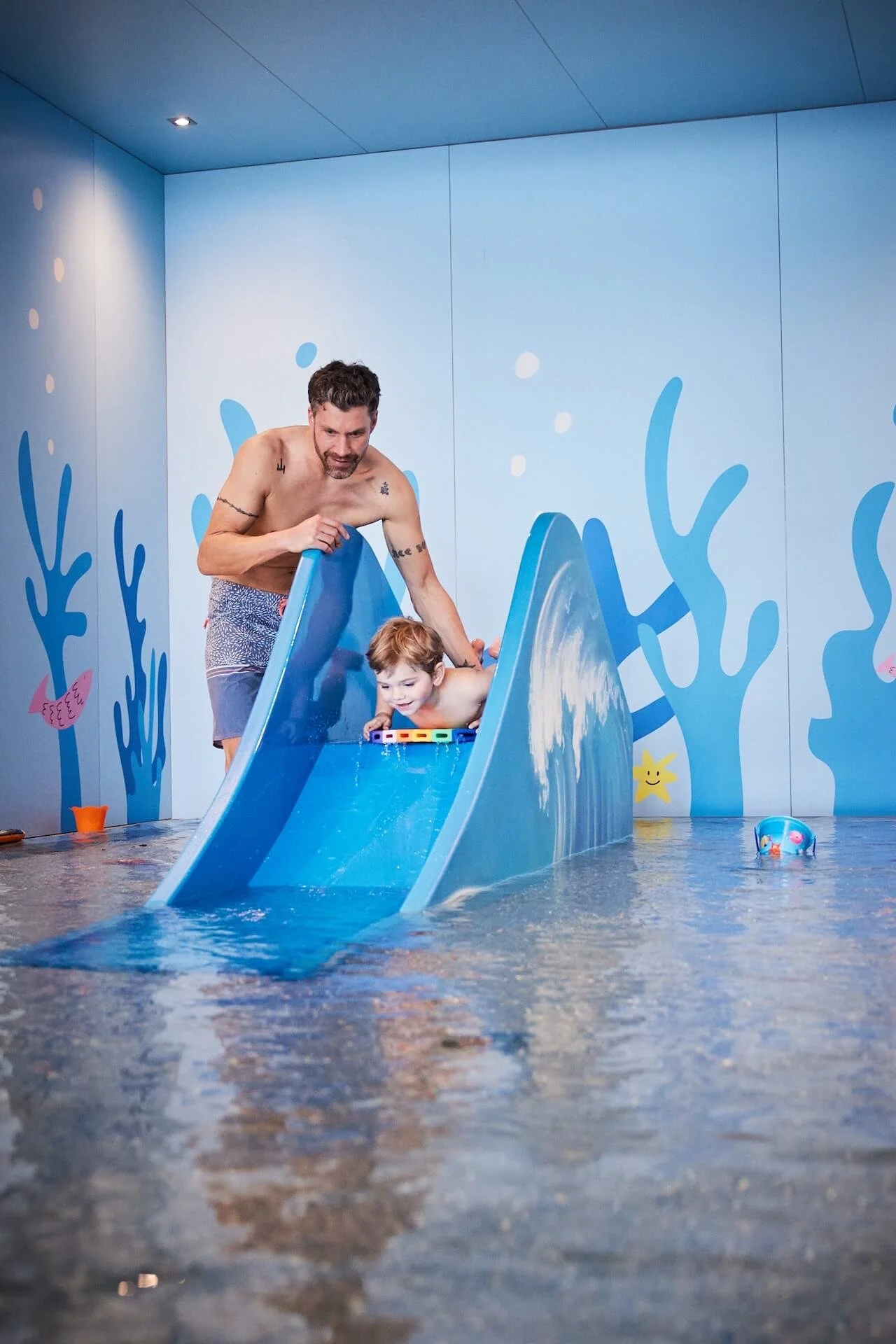 Hotel TaNte FriDa_Vader en zoon aan het glijden in het zwemparadijs ©Eder Hotels GmbH.jpg