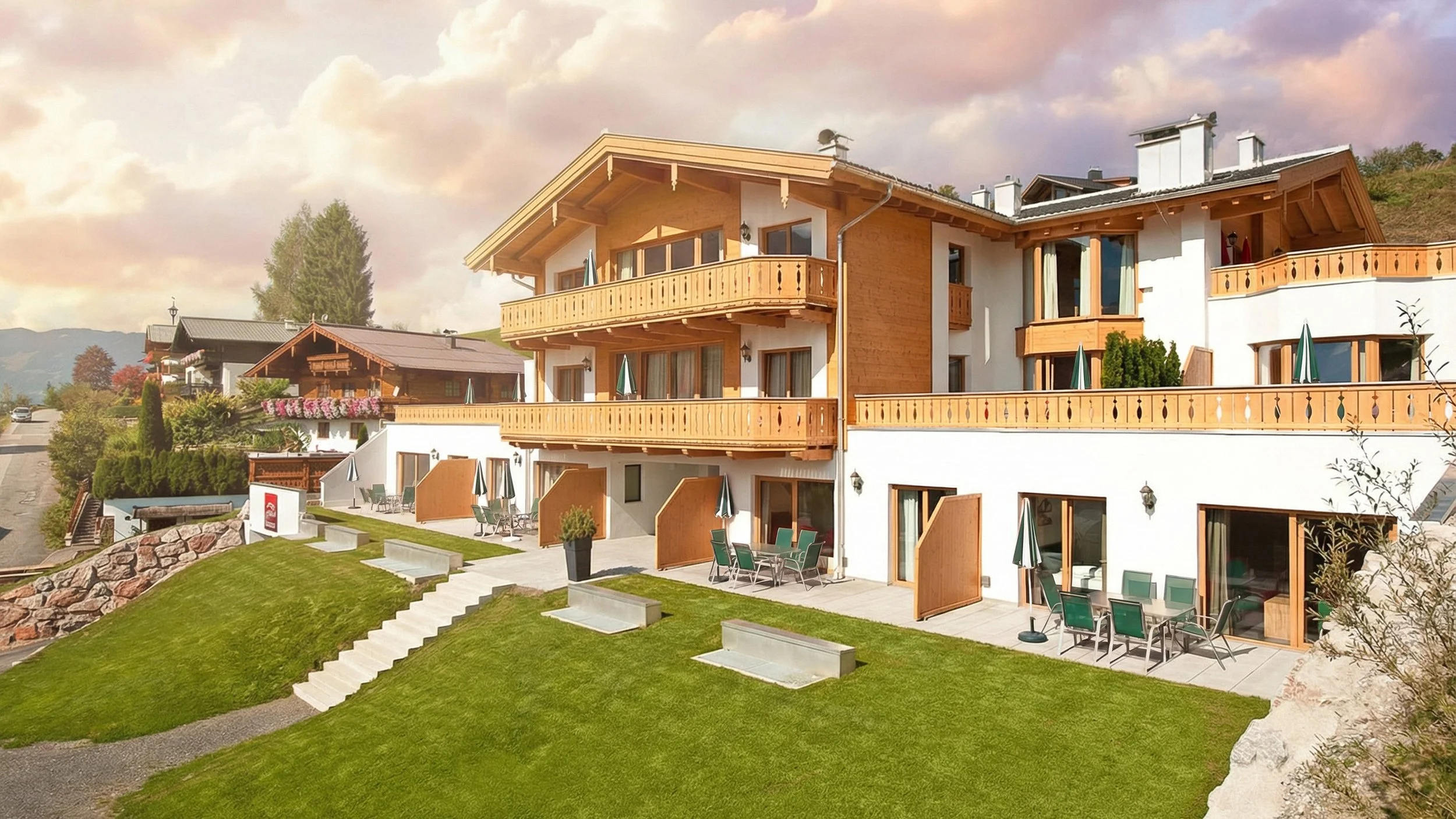 Außenansicht der eder VIEW Apartments in Maria Alm mit Holzfassade, Balkonen und Panorama über die Alpen.