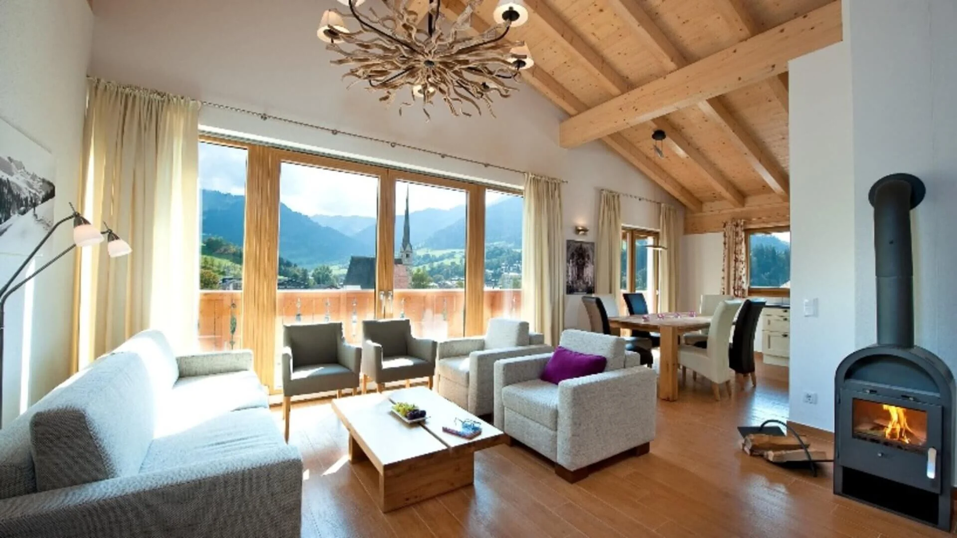 Gemütlicher Wohnraum eines Ferienapartments von eder VIEW am Hochkönig mit Bergblick.