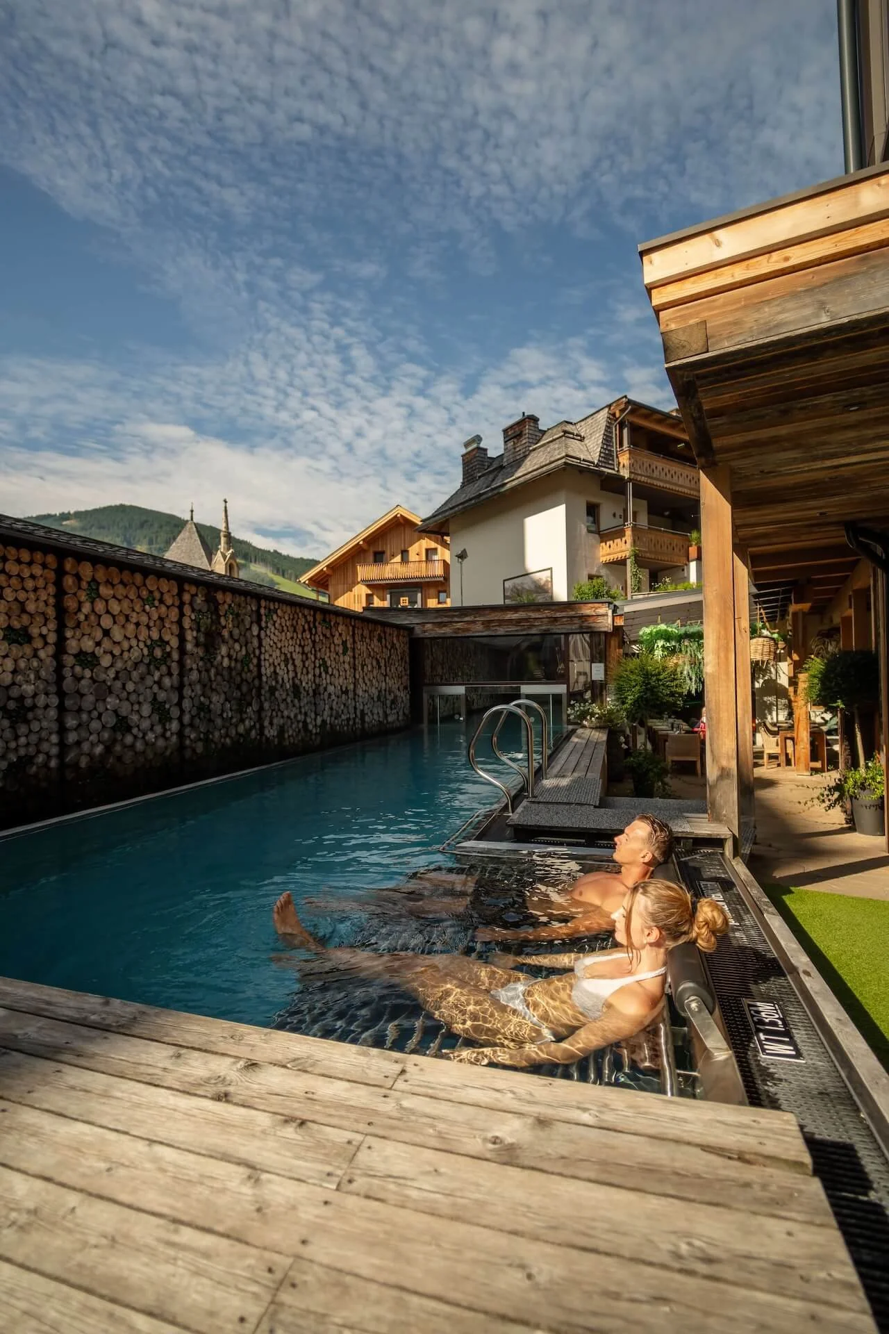 Außenpool des Hotel eder mit Bergblick in der Eder Collection Maria Alm.