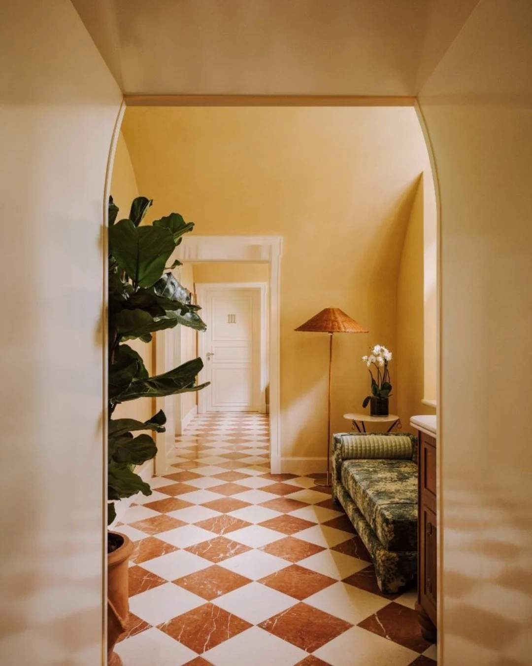 &iquest;1, 2, 3, 4, 5, 6 o 7? 

EL COLOR NO DECORA &rarr;  construye atm&oacute;sferas, activa recuerdos y modifica la energ&iacute;a de un espacio.

🟫 Los tonos c&aacute;lidos envuelven y contienen.
🟩 Los verdes profundos conectan con la calma y l