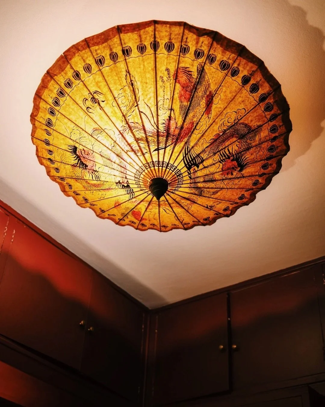 Lo l&oacute;gico hubiese sido pintarlo de blanco.
Es chico.
Tiene poca luz.
Solo una ventana m&iacute;nima.

Lo &ldquo;correcto&rdquo; era hacerlo desaparecer.
Pero no quer&iacute;a que desaparezca.
Quer&iacute;a que se sienta.
Entonces lo pint&eacut