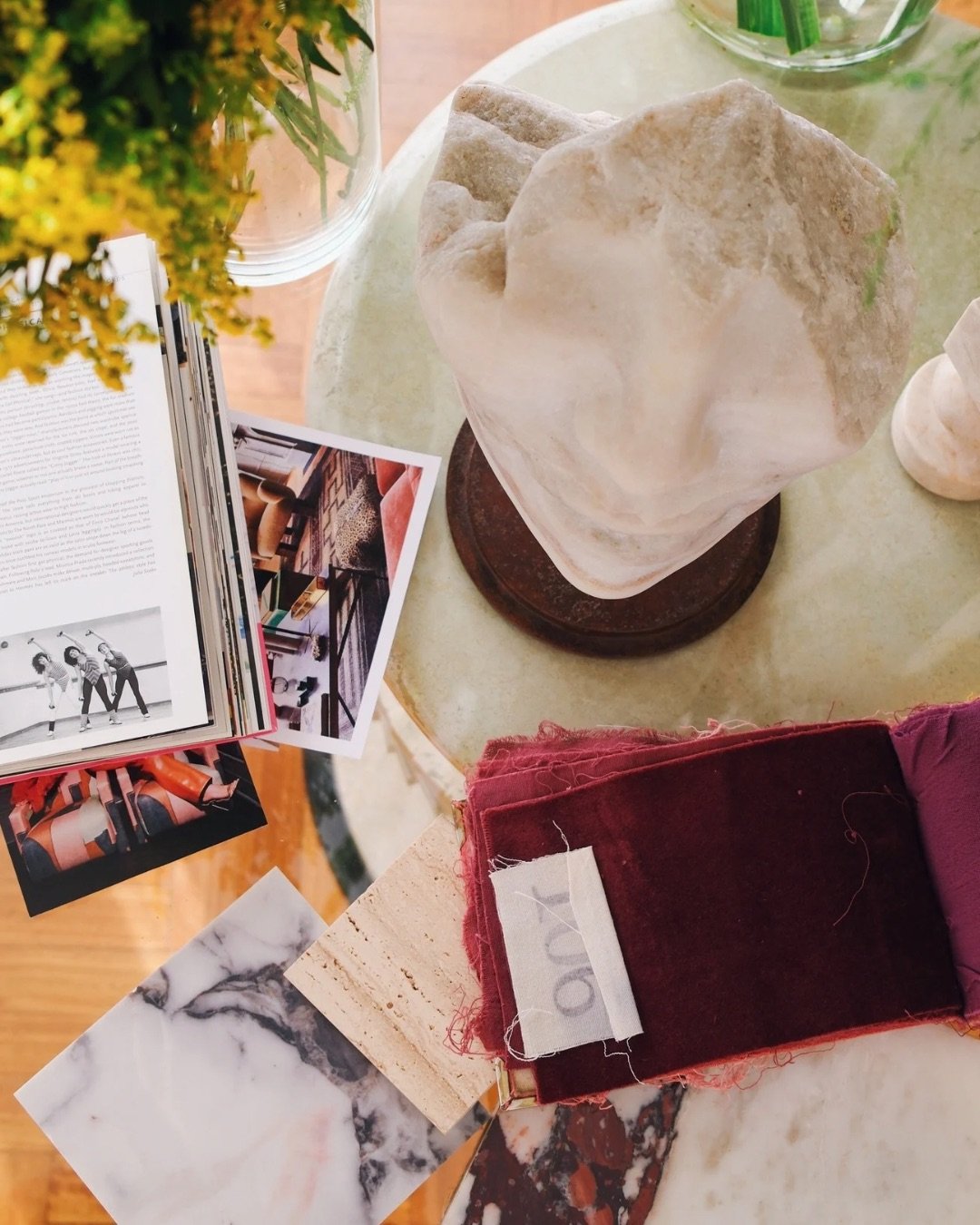 Dise&ntilde;ar una casa no empieza con planos.
Empieza con una persona.

Con su forma de vivir, de habitar, de sentir los espacios.
Nuestro proceso se centra en eso:
escuchar, interpretar y traducir una esencia en arquitectura e interiorismo.

Cada p