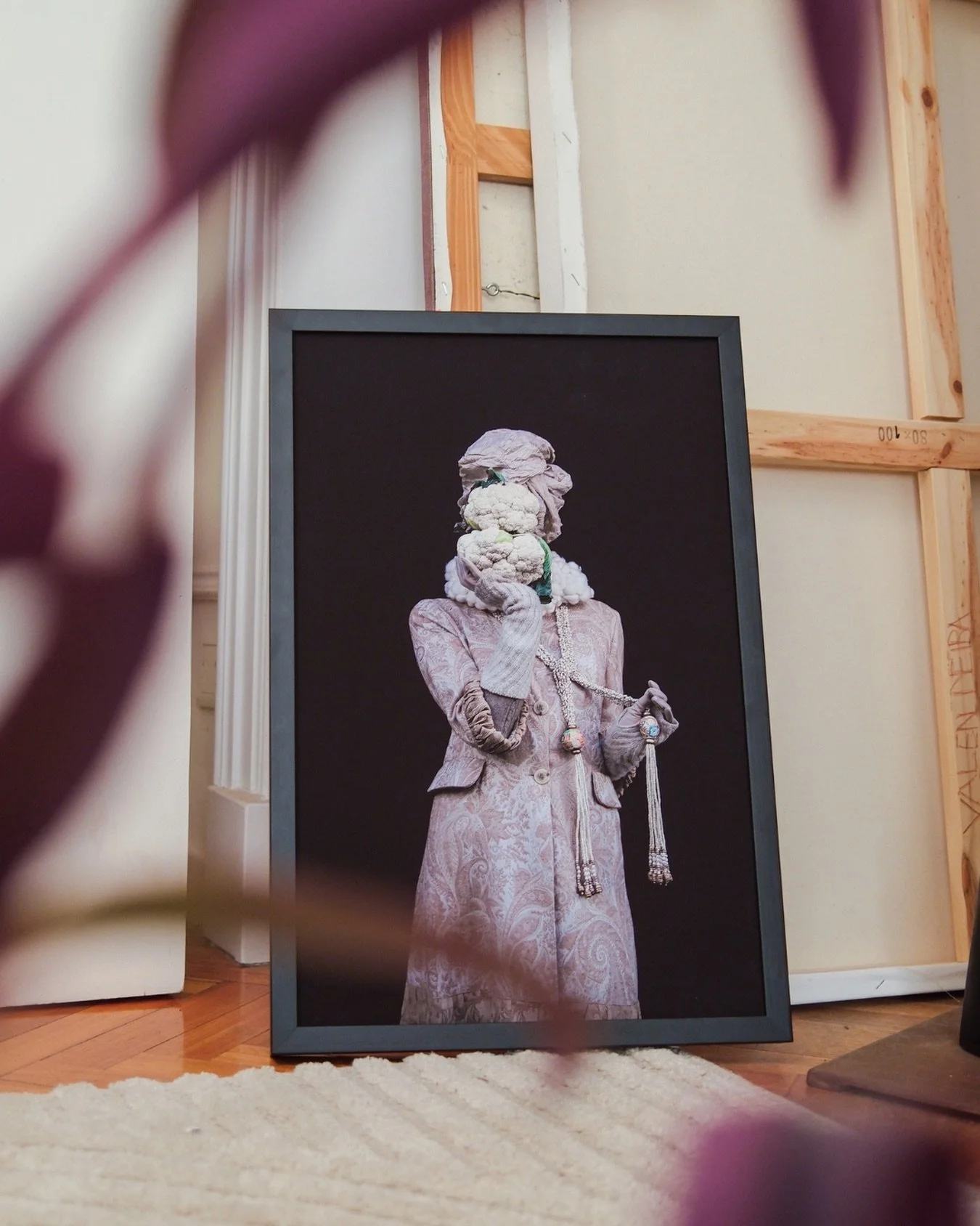 El arte no decora.
Revela.

Incorporar arte en un espacio es invitar a una emoci&oacute;n, a una pregunta, a una pausa.
Es permitir que el ambiente tenga capas, profundidad, alma.
Que no solo se habite, sino que se sienta.

Esta obra de Claudia Behre