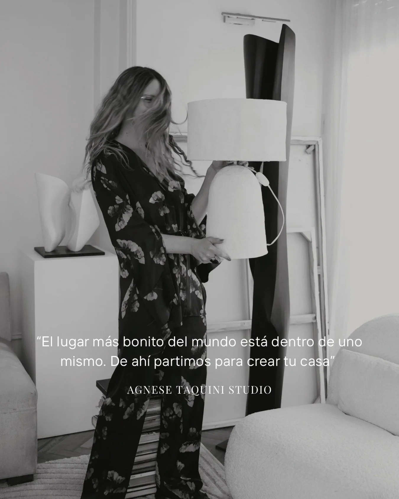 Dise&ntilde;ar, para m&iacute;, es escuchar.
Es leer lo que no siempre se dice.
Es transformar identidad en espacio.

Creo en hogares con alma,
en la calidez humana,
en la atenci&oacute;n hacia un otro,
y en piezas que cuentan una historia.

En esta 