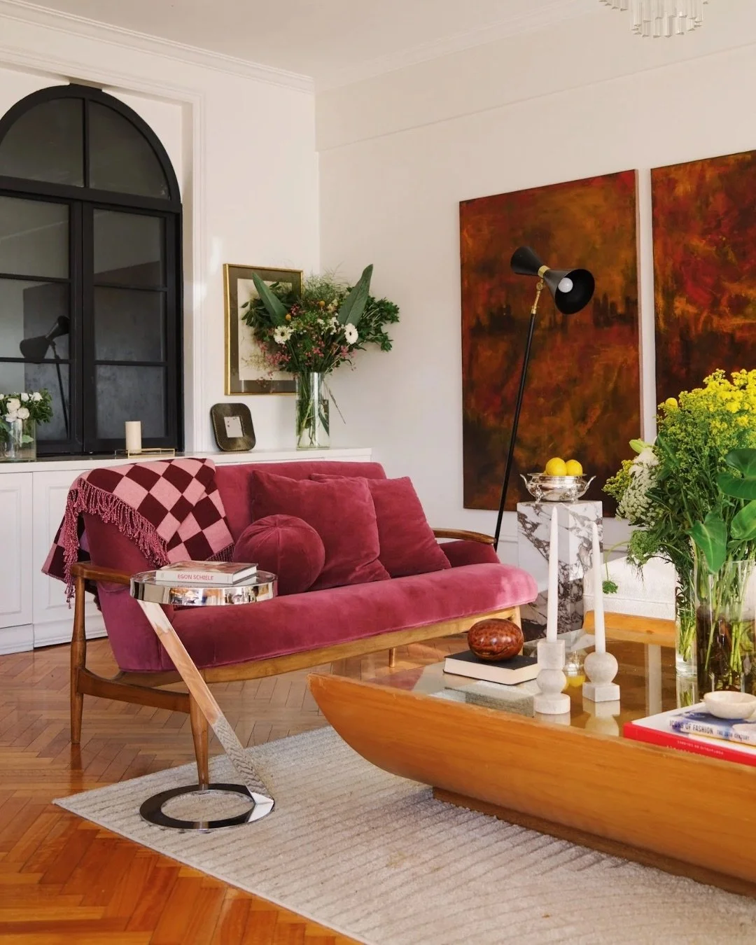 Lejos de la perfecci&oacute;n, busco profundidad. 

Espacios con car&aacute;cter, identidad y capas que se descubren con el tiempo. Lo cl&aacute;sico y lo contempor&aacute;neo conviven: arcos, terciopelo, madera, formas org&aacute;nicas y color dialo