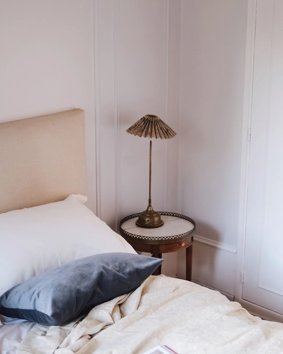 Hay espacios que no necesitan levantar la voz para sentirse especiales.
La belleza aparece en lo sutil. En la composici&oacute;n.

Trabajamos las paredes en un tono apenas m&aacute;s c&aacute;lido que el cielorraso y el placard &mdash;ambos en blanco