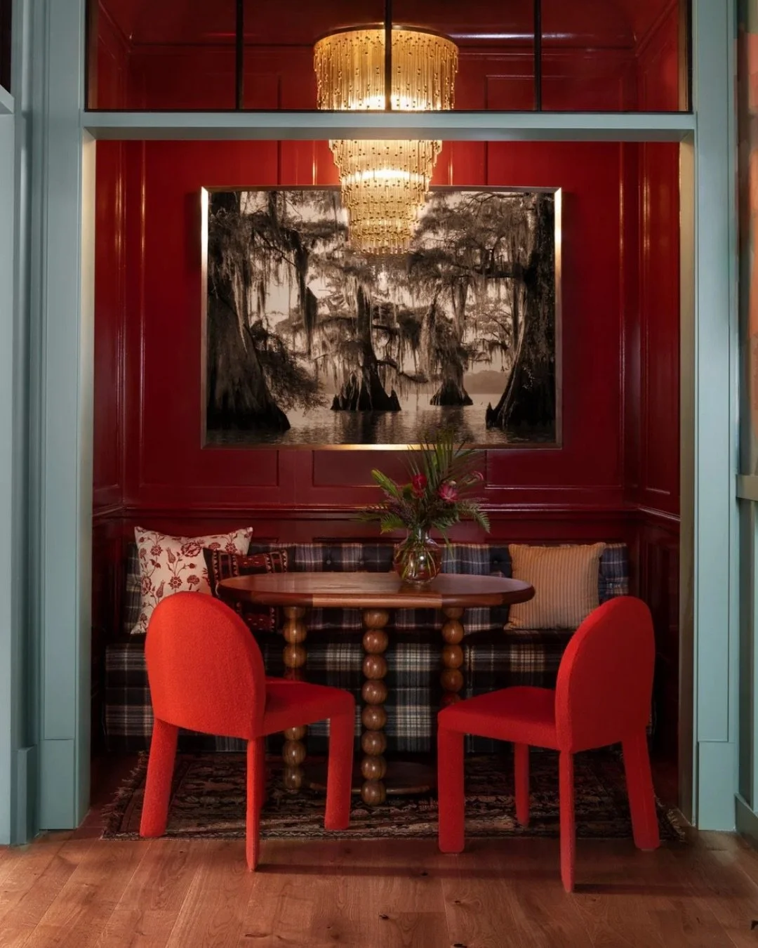 Hay algo que los hoteles entienden muy bien&hellip;
Y es que el dise&ntilde;o tiene que hacerte sentir algo. 

Techos trabajados, molduras que modifican los planos,
colores que no piden permiso, mezclas de tramas que en teor&iacute;a &ldquo;no combin