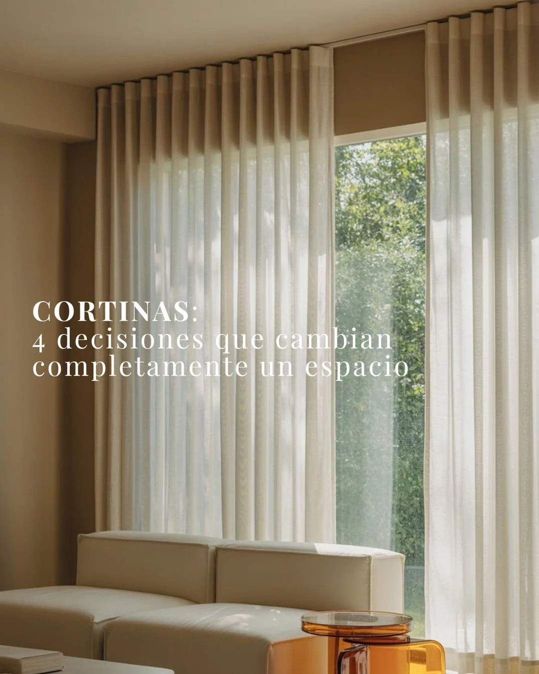 Las cortinas no son un detalle.
Definen proporci&oacute;n, entrada de luz y la sensaci&oacute;n del espacio.

Peque&ntilde;as decisiones &mdash;altura, ancho, ca&iacute;da&mdash; pueden cambiar todo.

Cuando est&aacute;n bien pensadas, no solo acompa