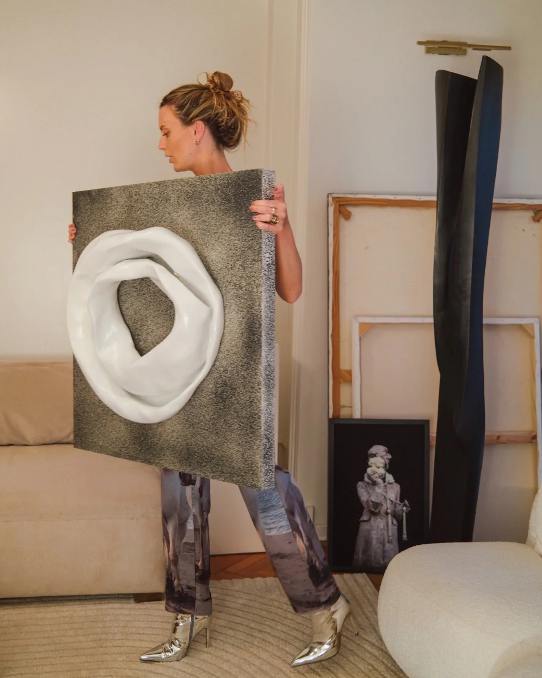 Obras que me atraviesan. 
Esta pieza no se queda en el plano: avanza, toma espacio, desaf&iacute;a el l&iacute;mite. 

Realizada por @karigalantecernadas esta obra tiene algo de eso que no se puede explicar del todo&hellip; pero se siente. 

Tiene ac