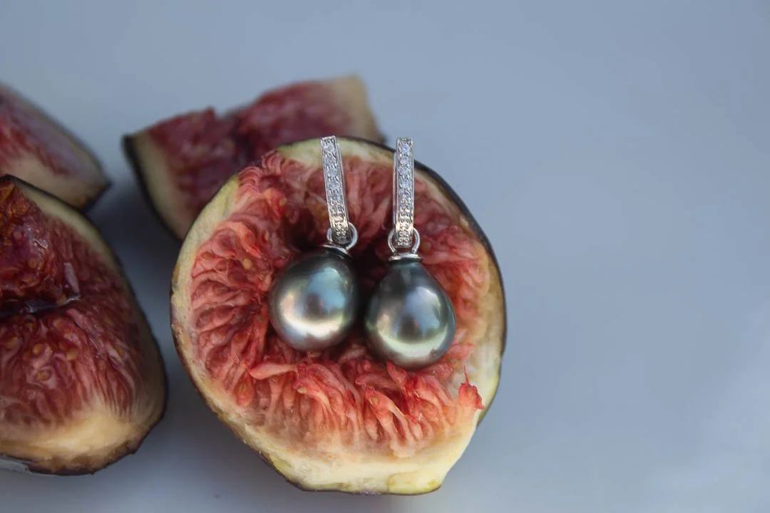 Perles d'eau de jais sur une figue fraîche coupée.