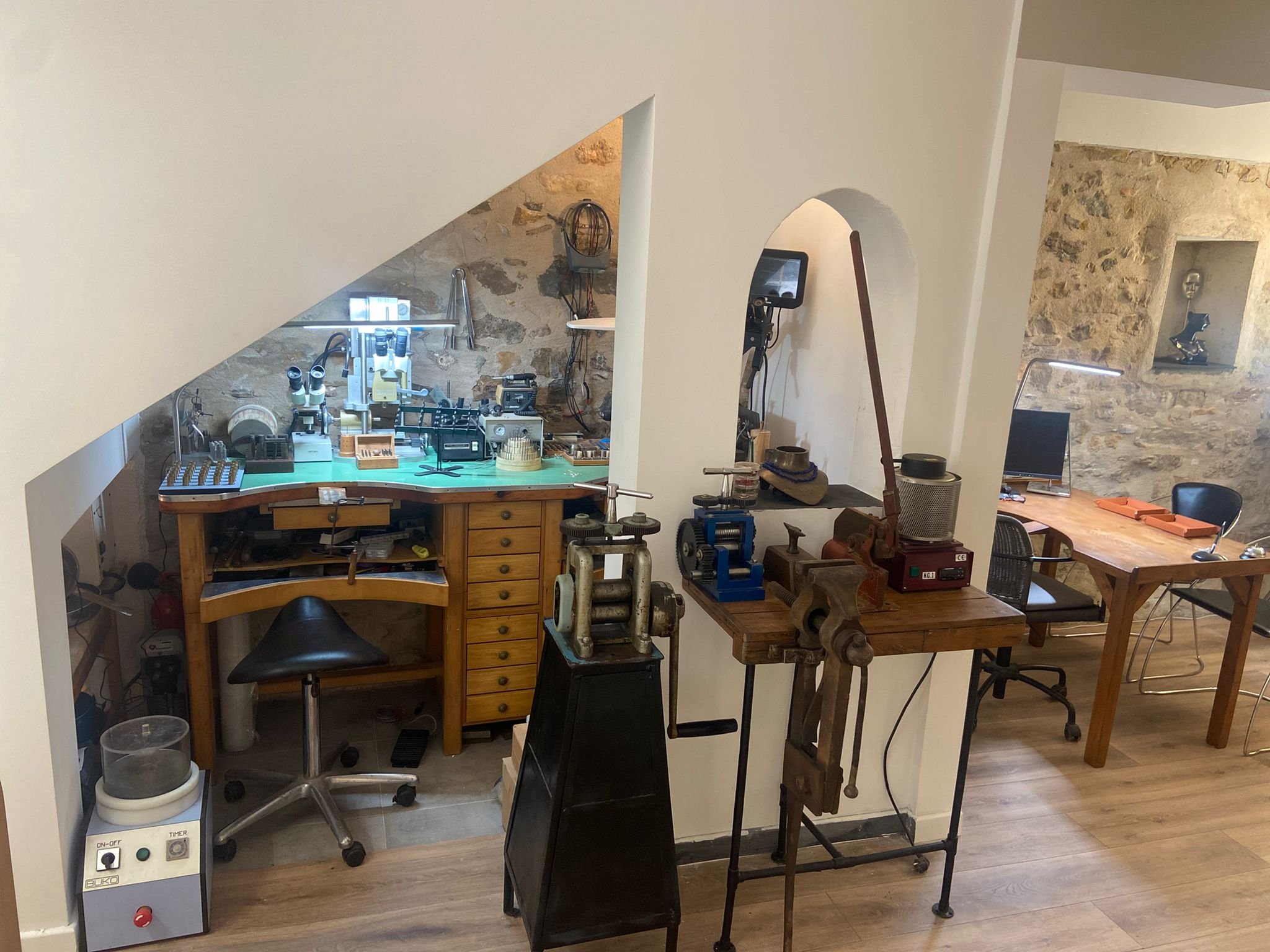 Création de bijou sur-mesure en or, atelier joaillier Aion Jewels Valbonne
