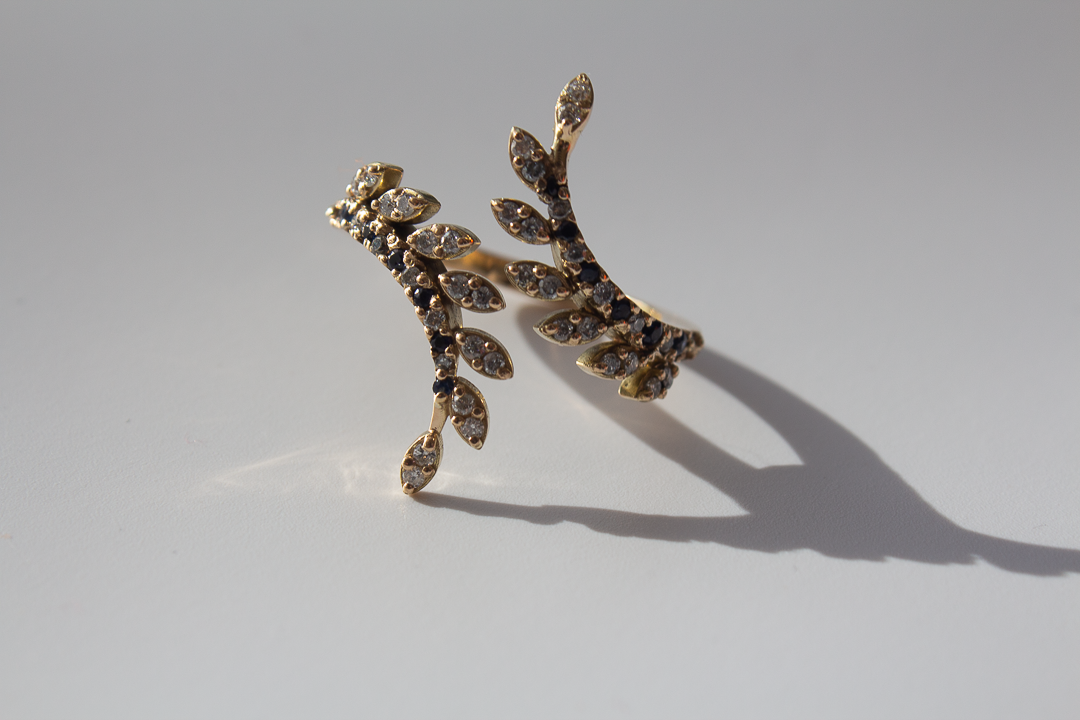 Boucles d'oreilles or jaune feuilles diamants et saphirs joaillier artisan Aion Jewels
