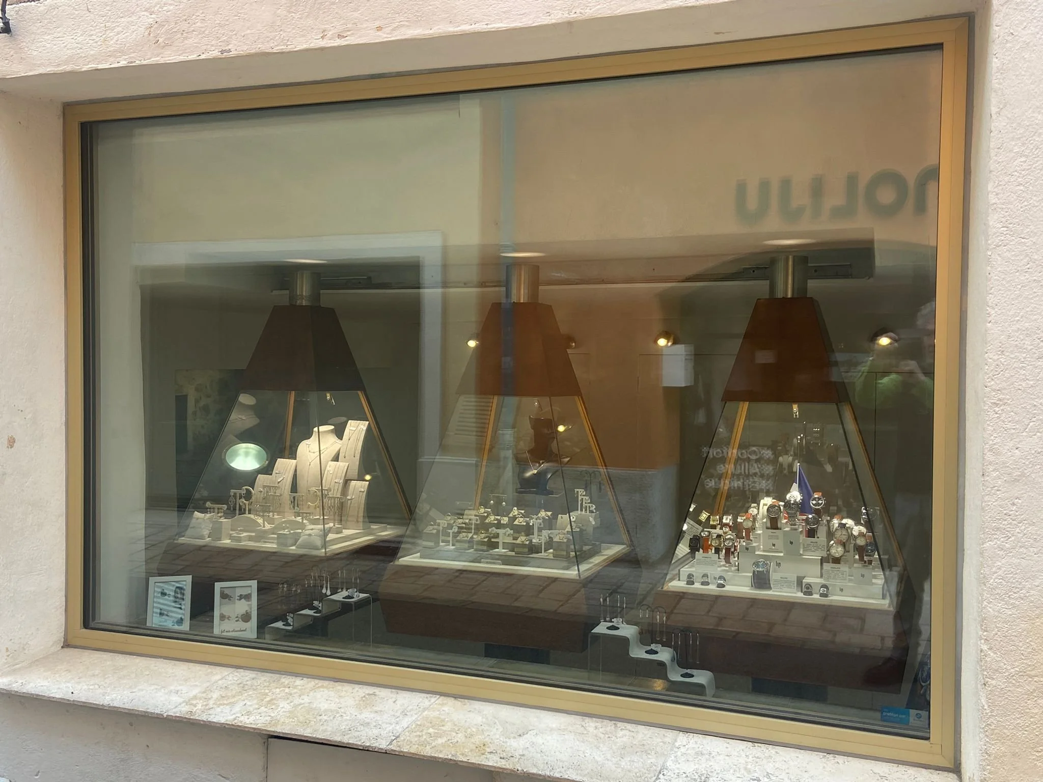 Vitrine bijouterie Aion Jewels au cœur de Valbonne Village, Côte d'Azur