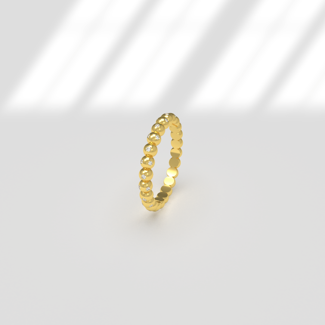 bague en or avec des diamants sur un fond blanc