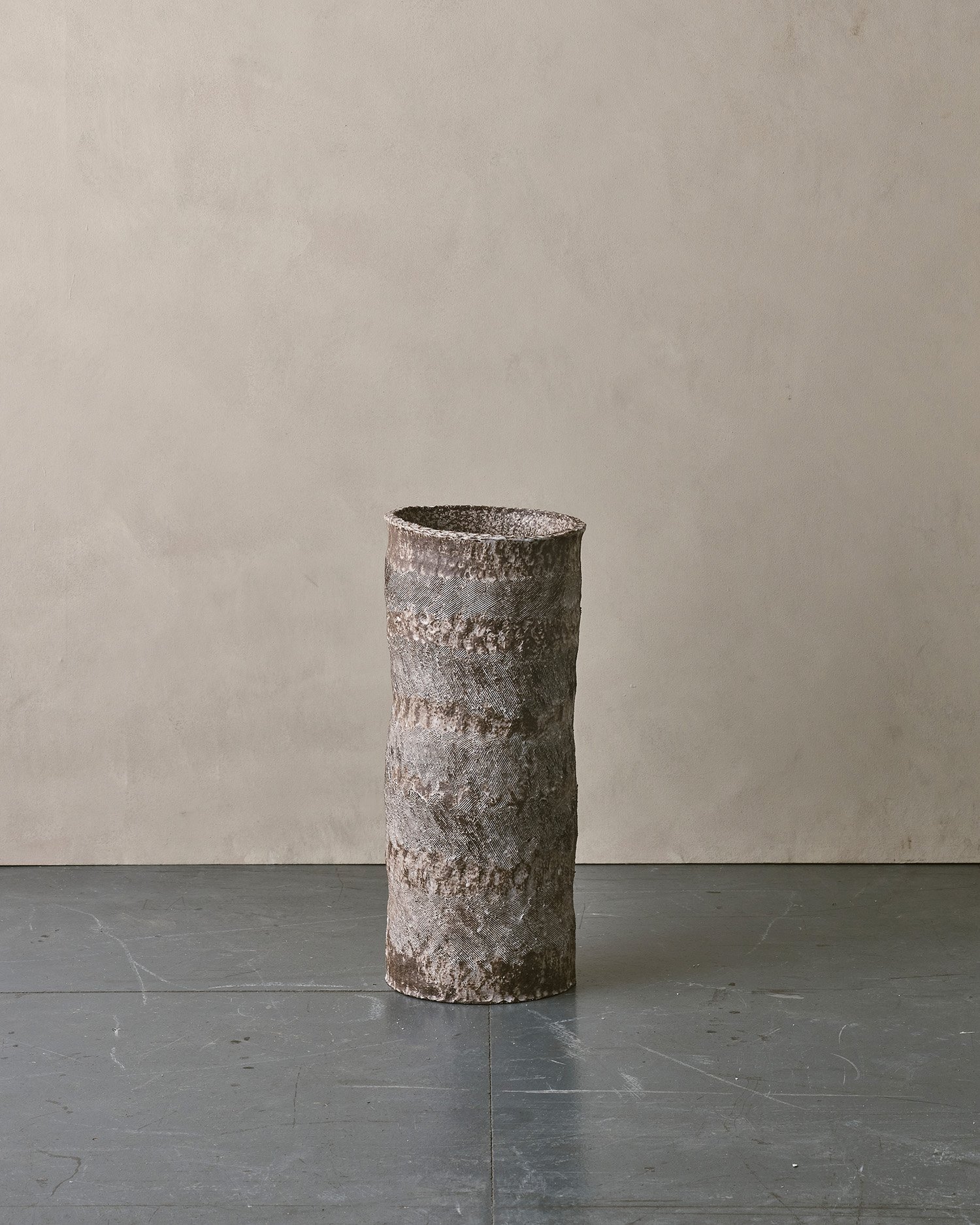 LARGW VASE §.jpg
