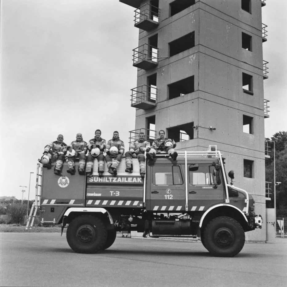 Marcos González, bombero del Ayuntamiento de Donosti, apasionado de la formación en rescate en accidentes de tráfico y rescate acuático. En la foto, con su equipo en el parque de Donosti.