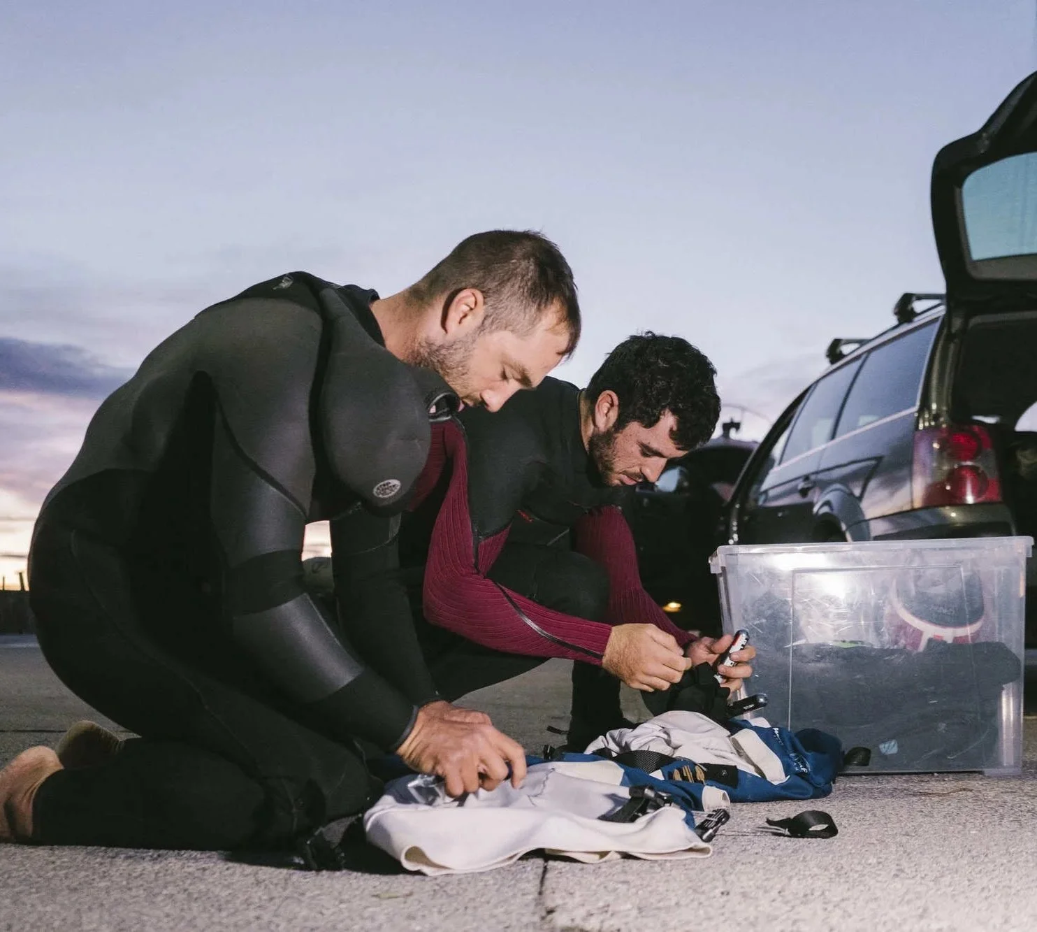 Jaime y Xabi unidos por el surf de olas grandes. En la foto, preparándose antes de una sesión.