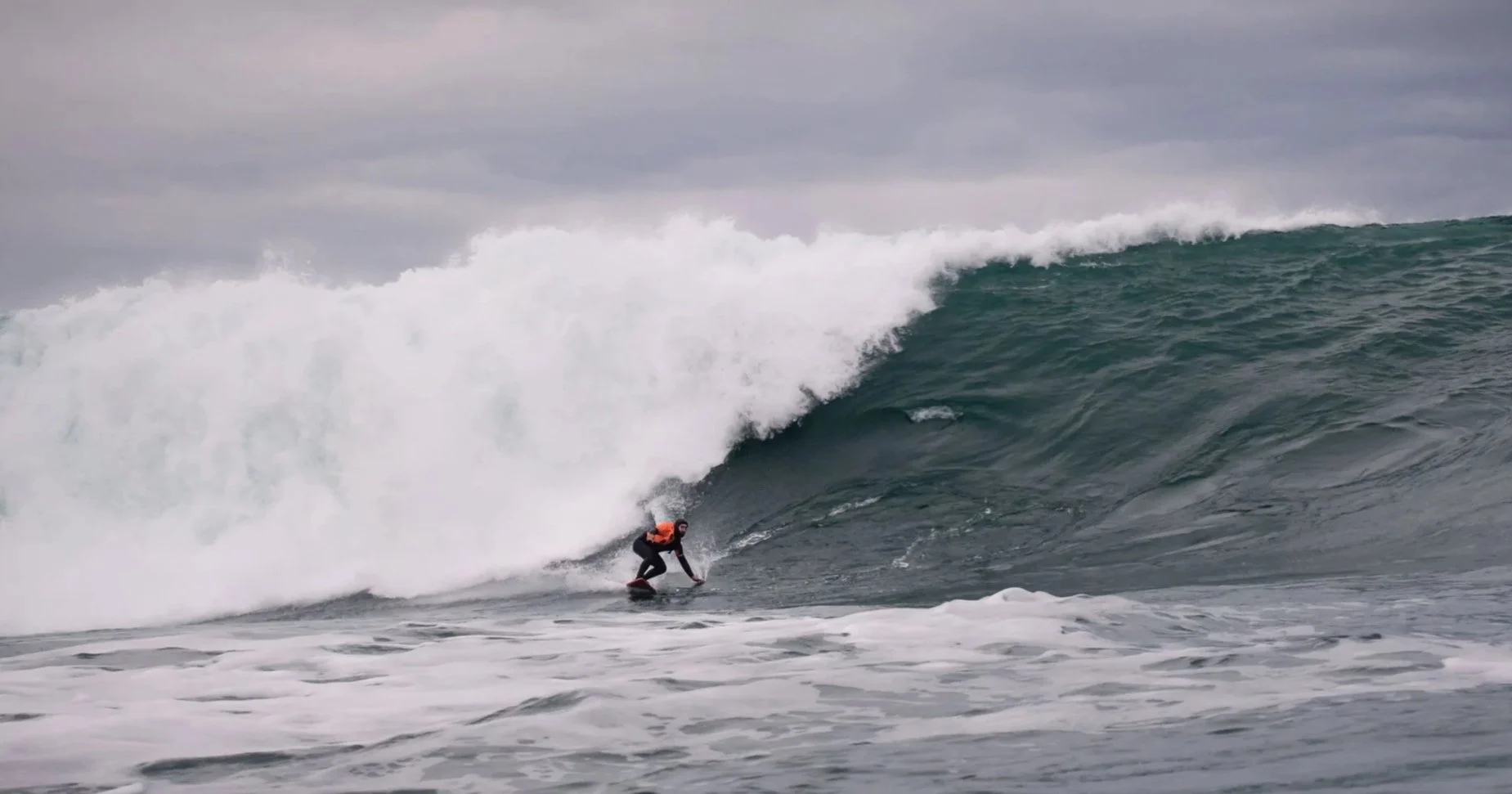 Jaime en una ola en Francia.