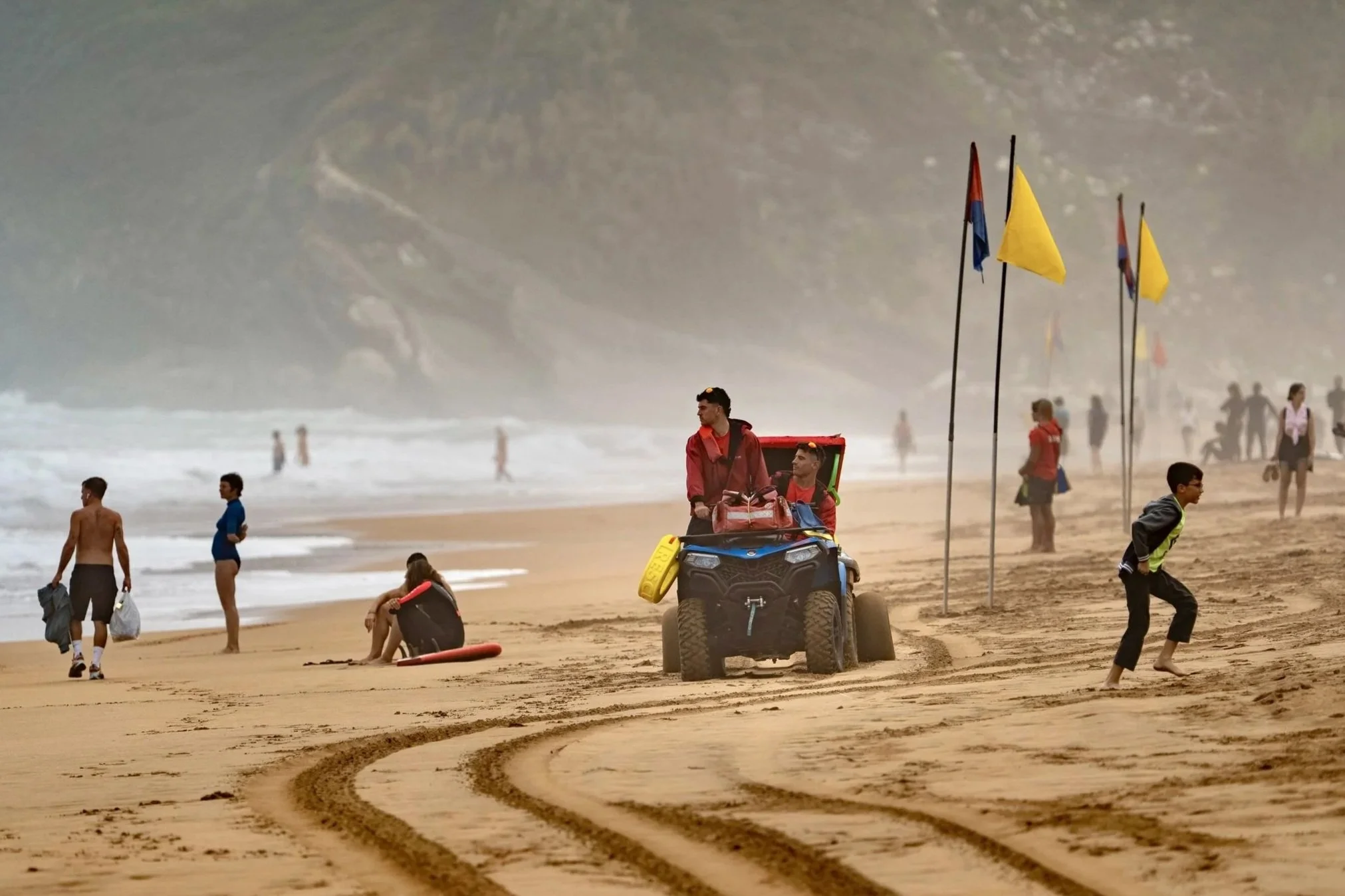 Jon y Xabi han compartido muchos veranos trabajando como socorristas y patrones en la playa de Zarautz.