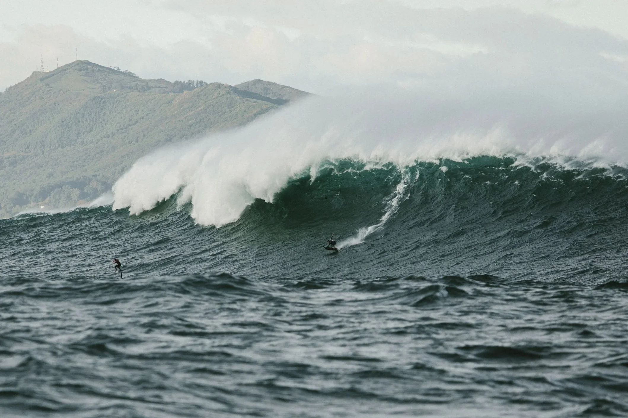 Xabi surfeando Belharra junto con Matt Etxebarne en el foil. Condiciones complicadas por el fuerte viento.