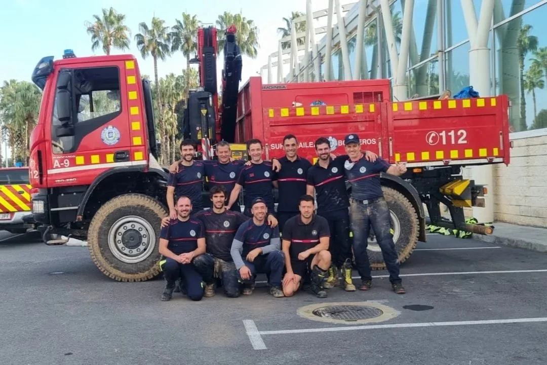 Marcos junto a sus compañeros en Valencia tras la Dana.